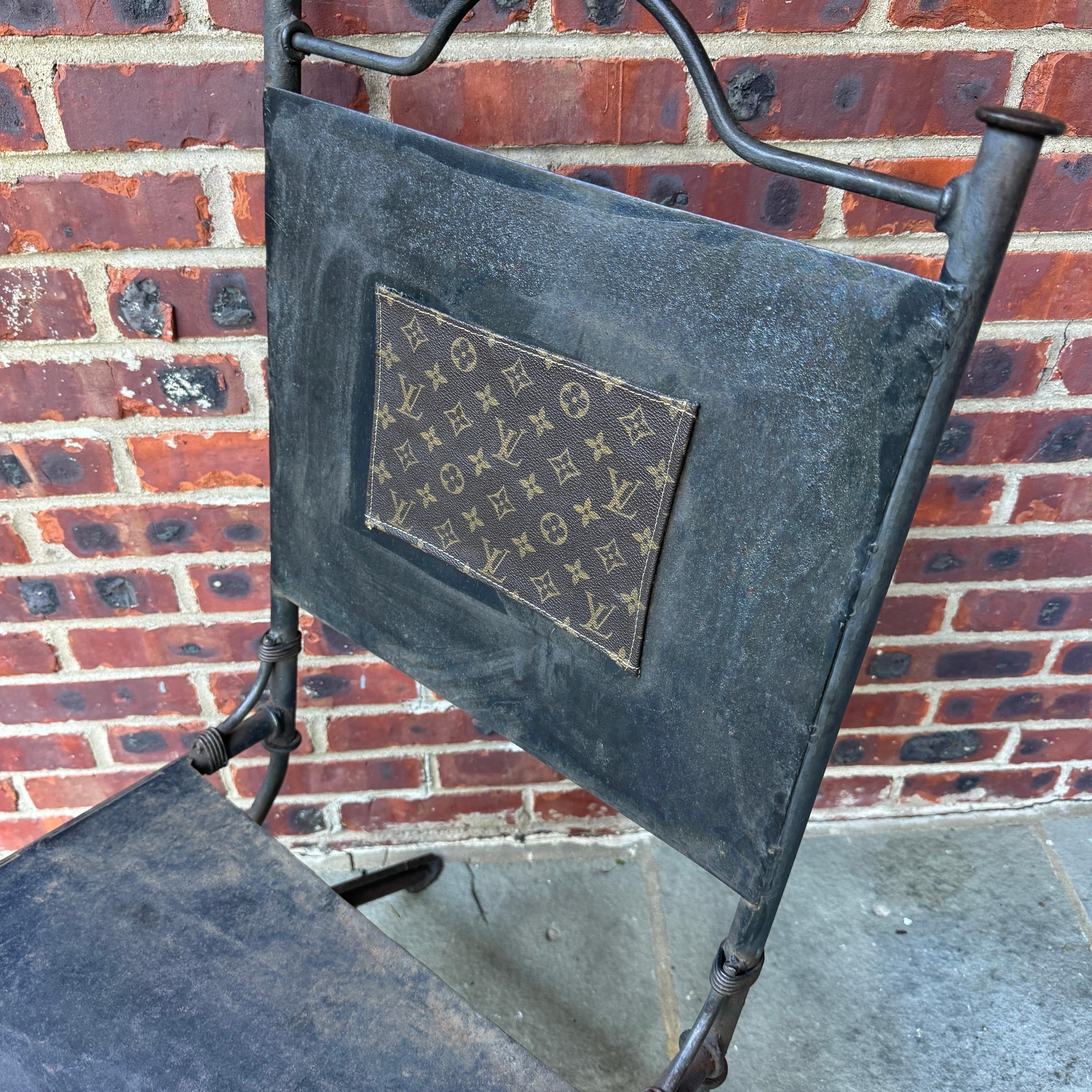 Fatto a mano llana Goor Sedia in ferro battuto con tessuto Louis Vuitton Monogram in vendita