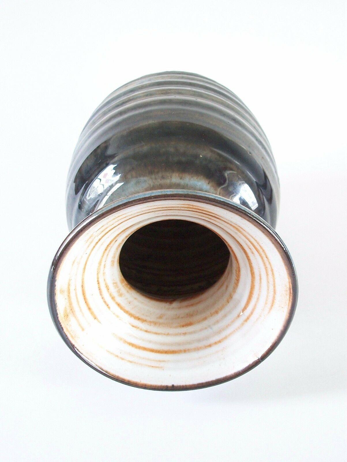 Vase LLANGOLLEN POTTERY - Poterie d'atelier émaillée ancienne - Royaume-Uni - Milieu du XXe siècle Bon état - En vente à Chatham, ON