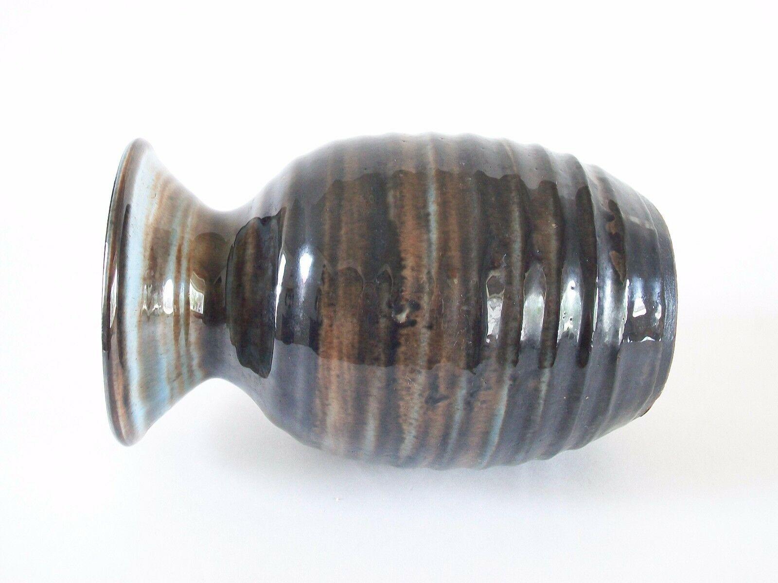 LLANGOLLEN POTTERY - Early Glazed Studio Pottery Vase - U.K. - Mid 20th Century In Good Condition For Sale In Chatham, ON