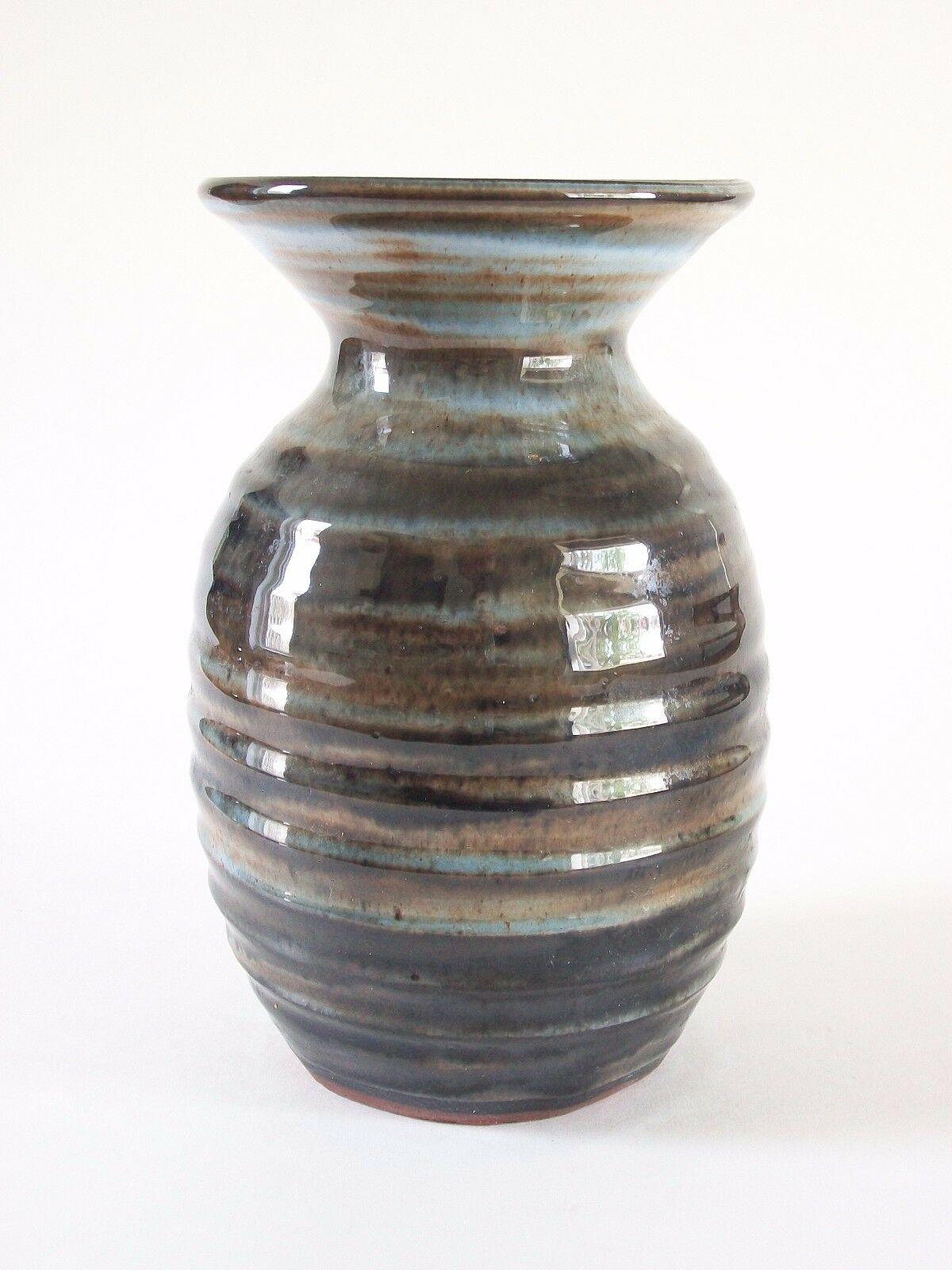 Céramique Vase LLANGOLLEN POTTERY - Poterie d'atelier émaillée ancienne - Royaume-Uni - Milieu du XXe siècle en vente