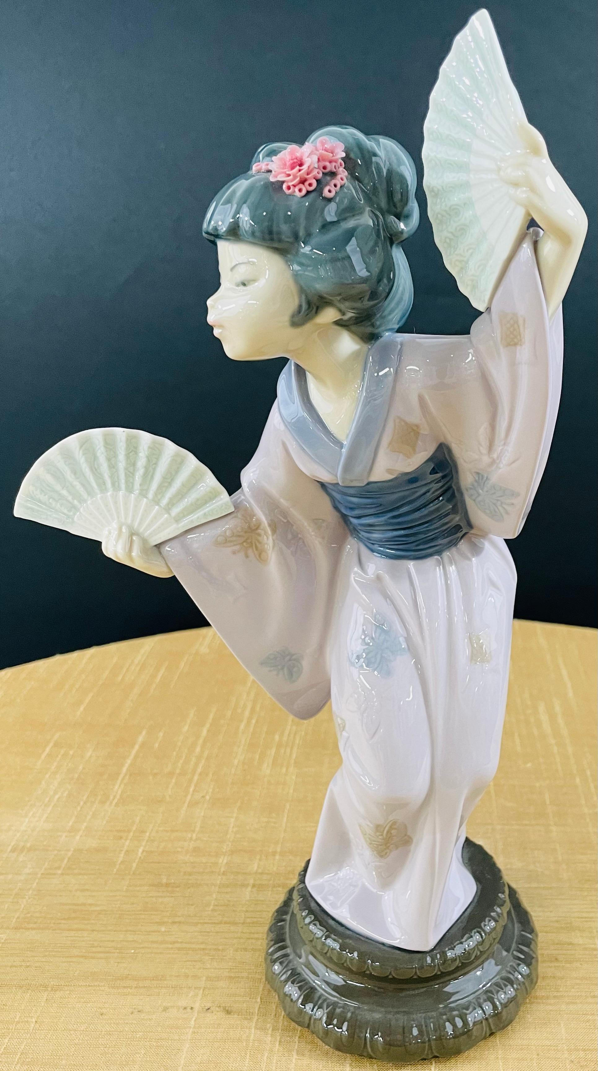 A 1970's Lladro figurine of a Madame Butterfly Japanese Geisha holding a fan. The figurine is signed by the maker and dated 1978. The figurine is numbered 4991 and retired. 

Dimensions: 5.75