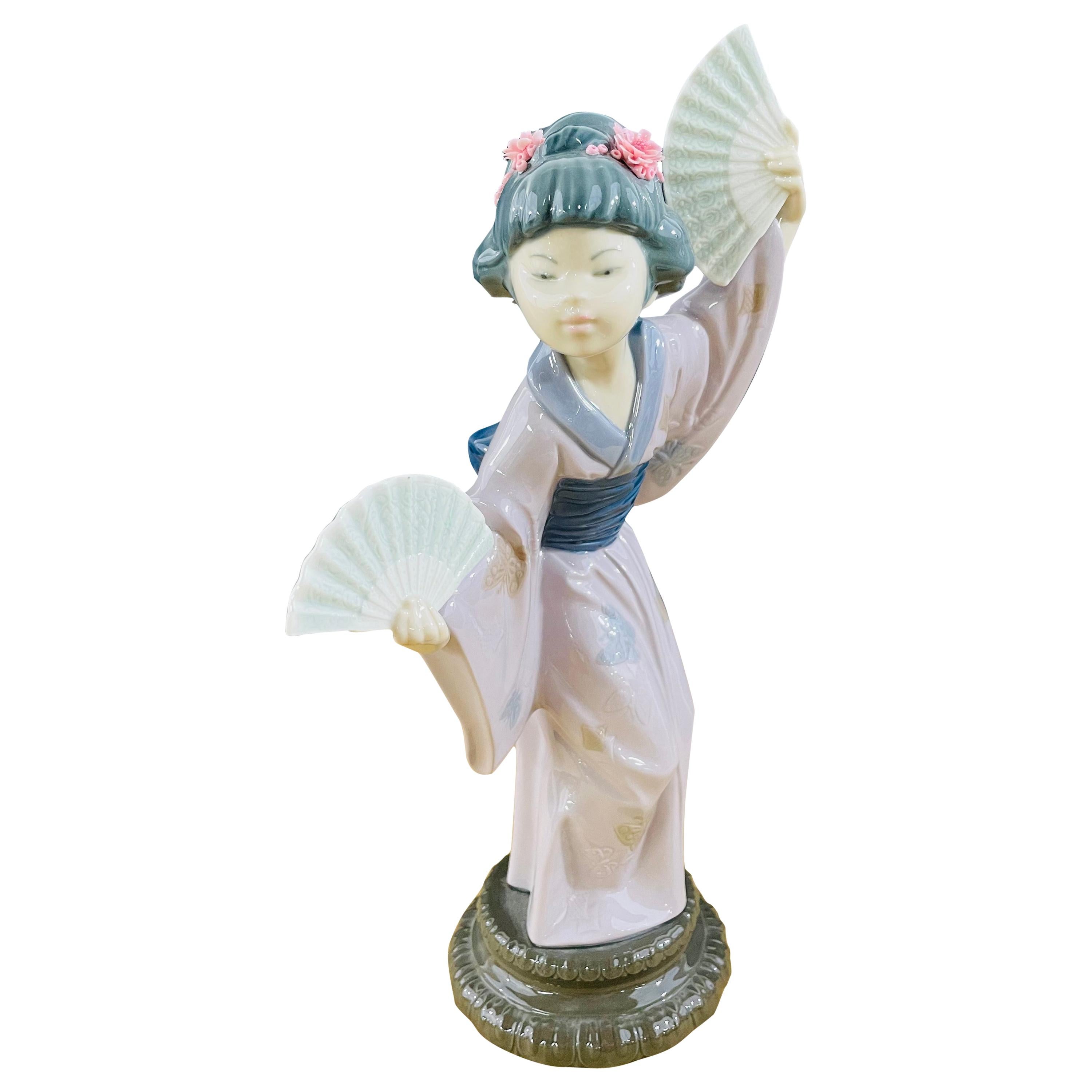 Figurine japonaise Geisha en forme de papillon de Llardo Madame, signée et datée