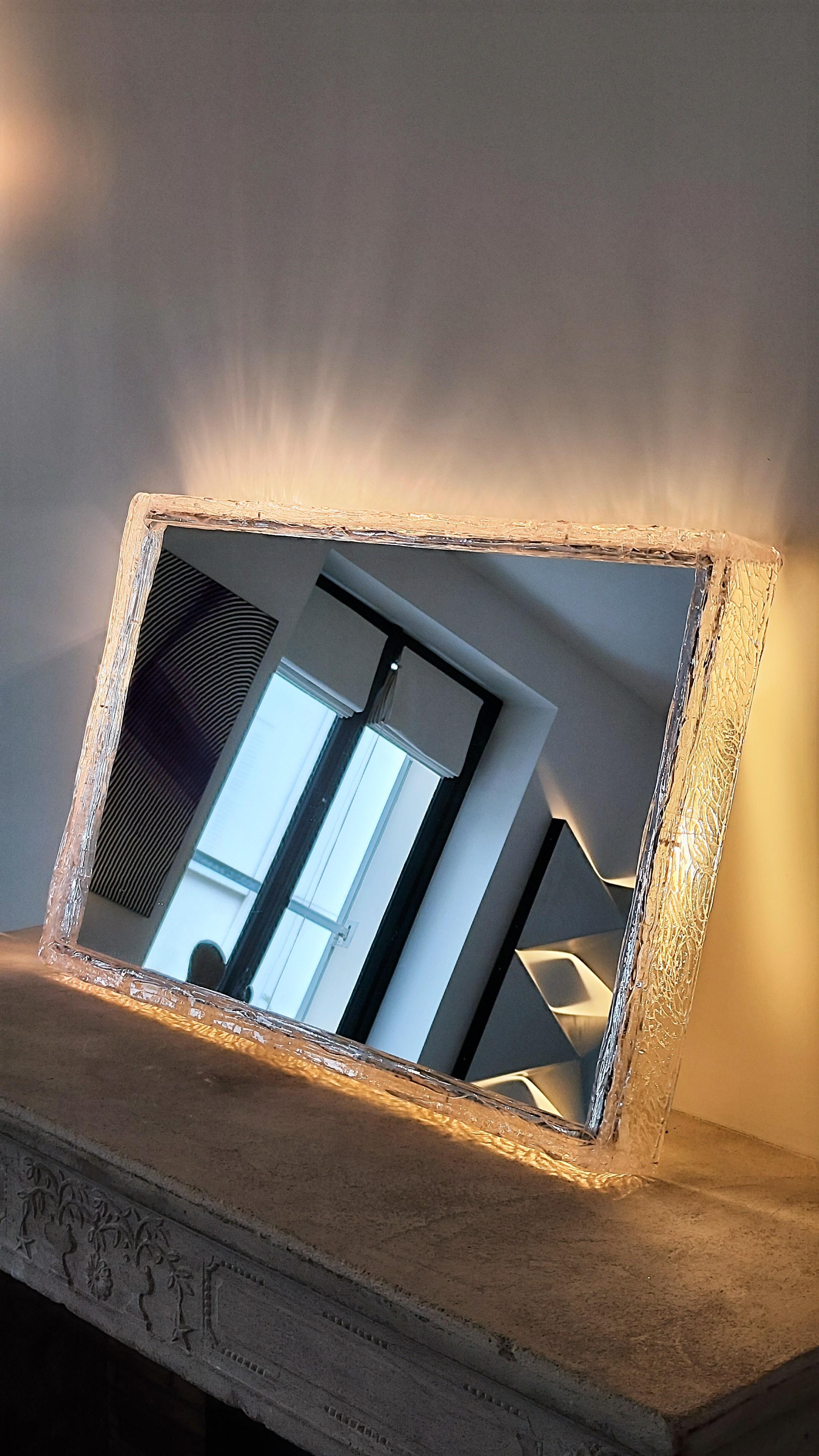 l=Large backlit mirror from the 70s in lucite and resin. France - Brutalist 1970 In Good Condition For Sale In Paris, FR