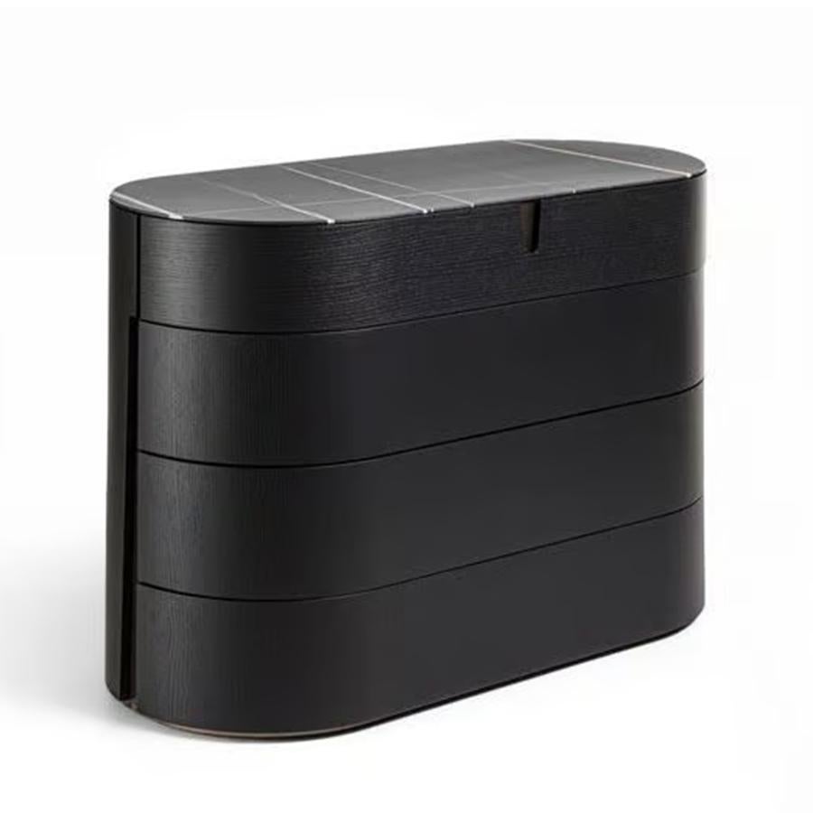 Cassettiera Lleno in marmo nero con struttura in legno massiccio
frassino con finitura tinta grigio scuro. Con struttura in ferro bronzato
con 4 cassetti con sistema di scorrimento facilitato. Con marmo scuro 
top lucido.
Disponibile anche in legno