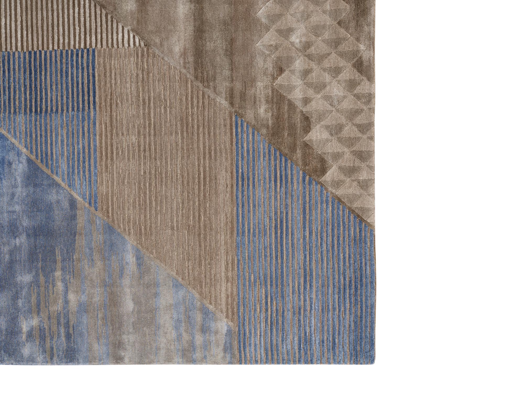 Tapis contemporain LLENO touffeté à la main en laine et soie aux couleurs rouille et bleues par Hands en vente 5