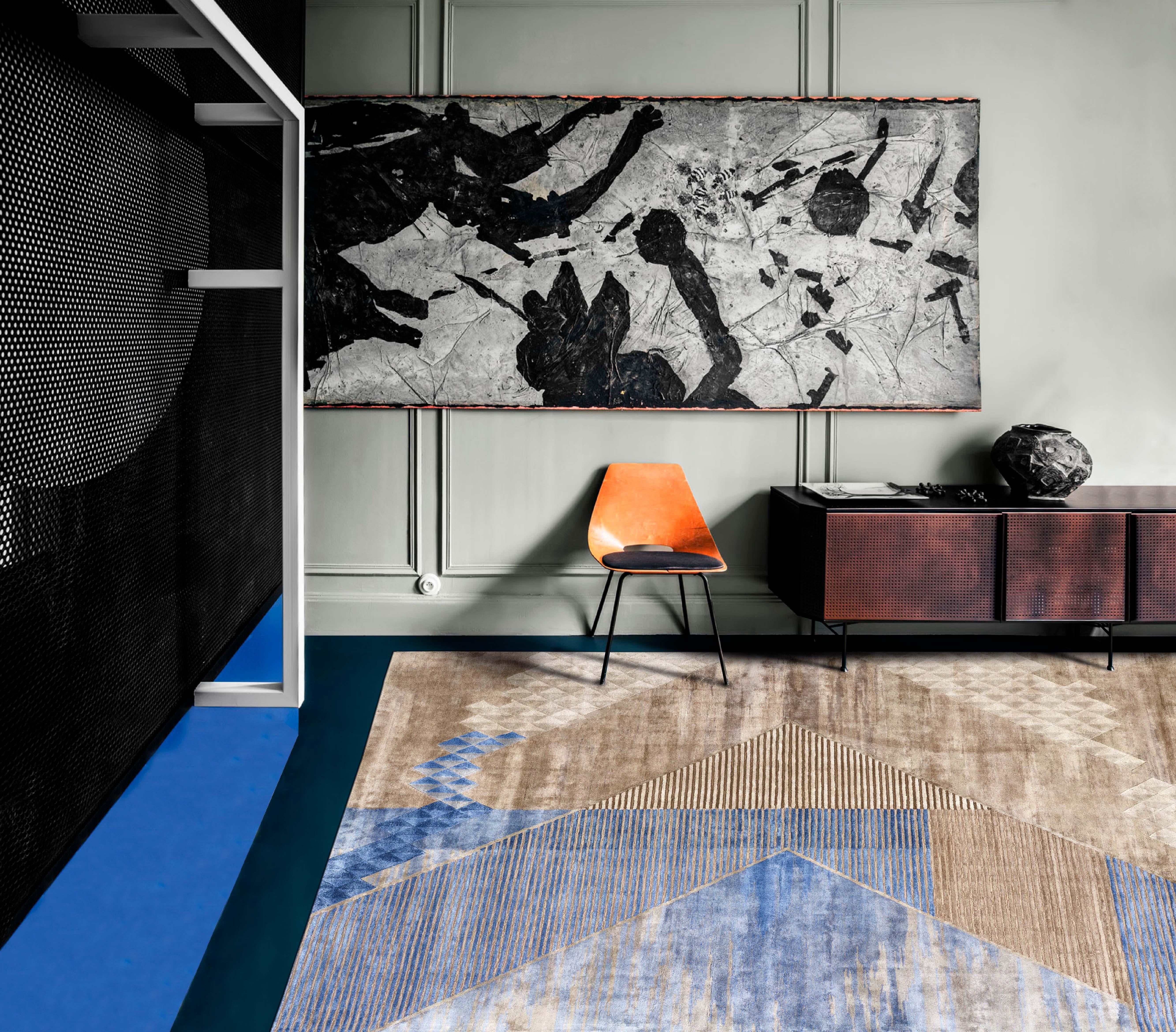 Moderne Tapis contemporain LLENO touffeté à la main en laine et soie aux couleurs rouille et bleues par Hands en vente