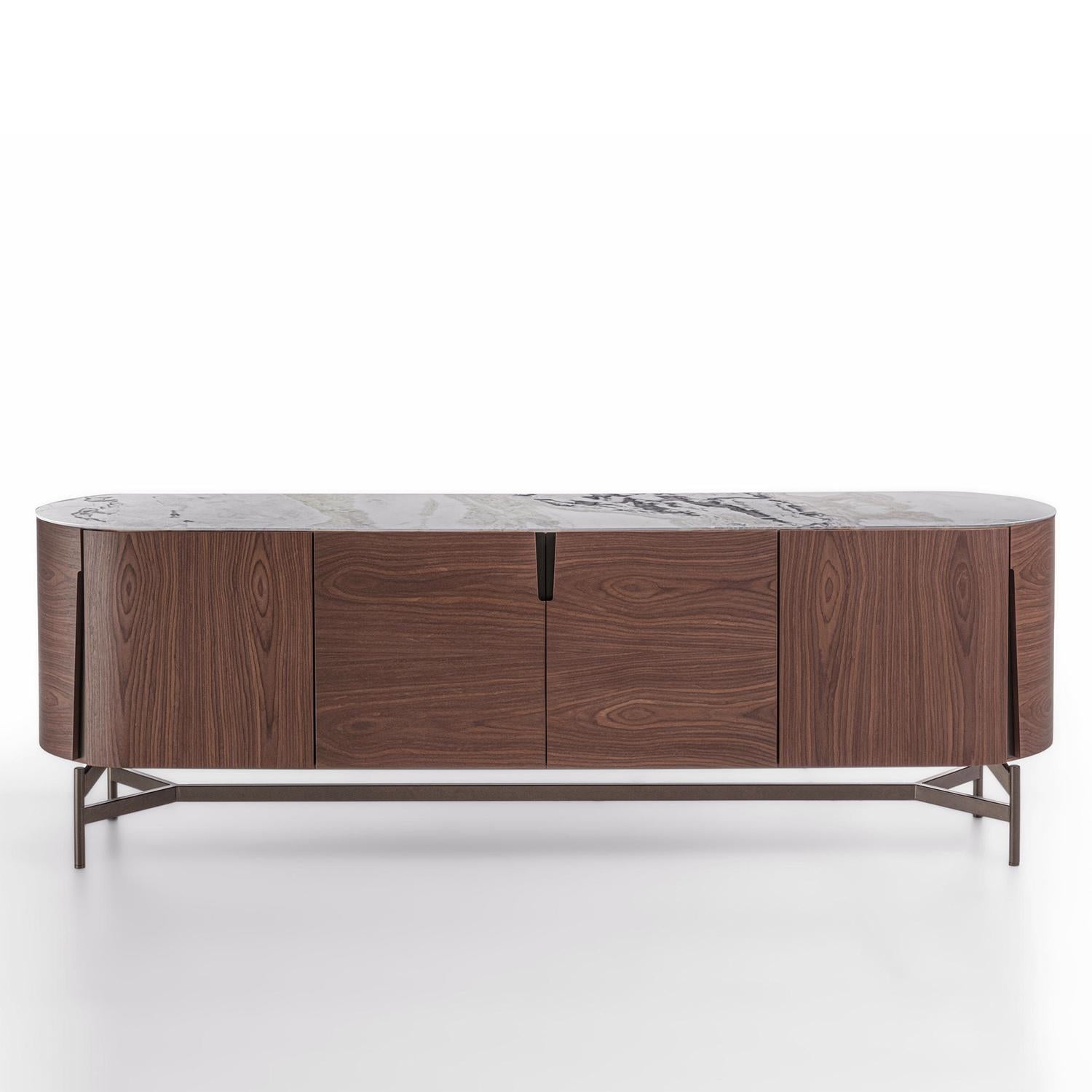 Buffet Lleno White Marble avec structure en noyer massif et avec blanc
plan en marbre en finition dover. Buffet à 4 portes pour 3 compartiments de rangement. 
Portes avec poignées en métal en finition bronzée.
Disponible également sur demande avec