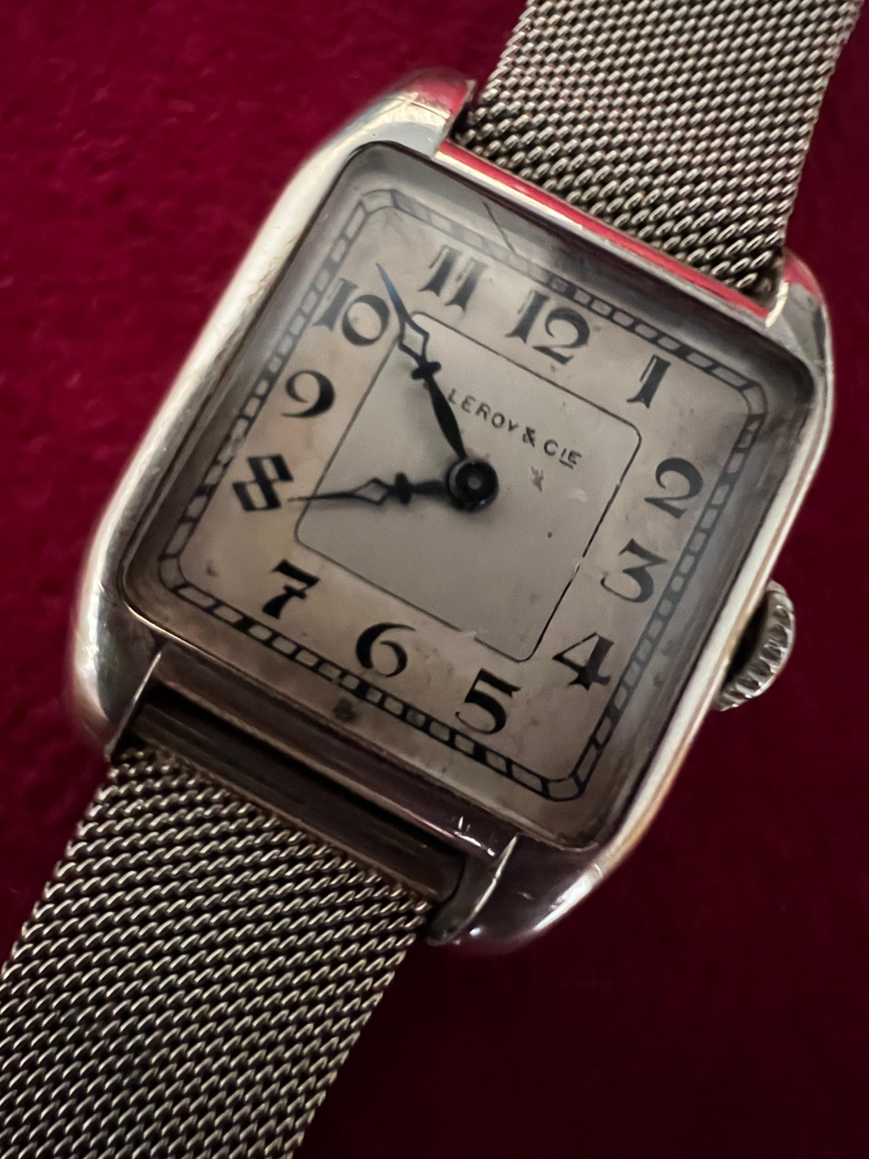 Eine seltene und ungewöhnliche L.Leroy & Cie Panzeruhr, ca' 1920's. In Platin mit Originalarmband. Maße: ca. 21x28mm ohne Krone. Ein schönes Beispiel französischer Uhrmacherkunst aus der Zeit des Art déco.