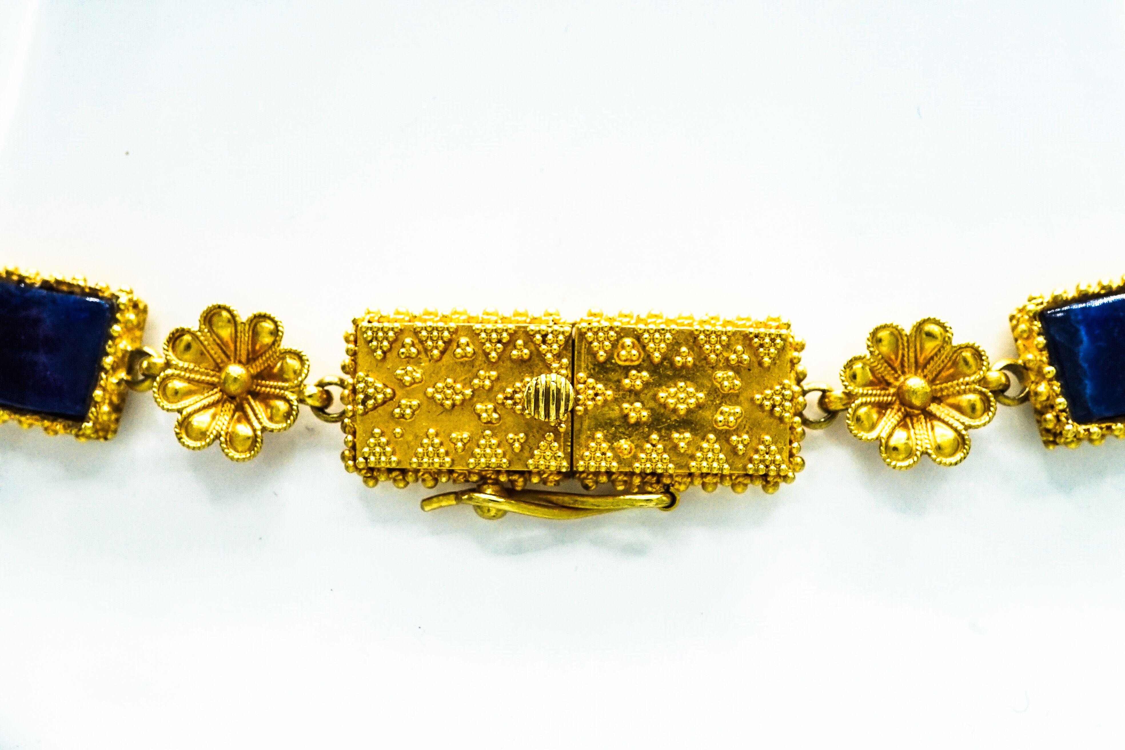 Llias Lalounis 22 Karat Gold und Sodalit-Anhänger-Halskette (Smaragdschliff) im Angebot