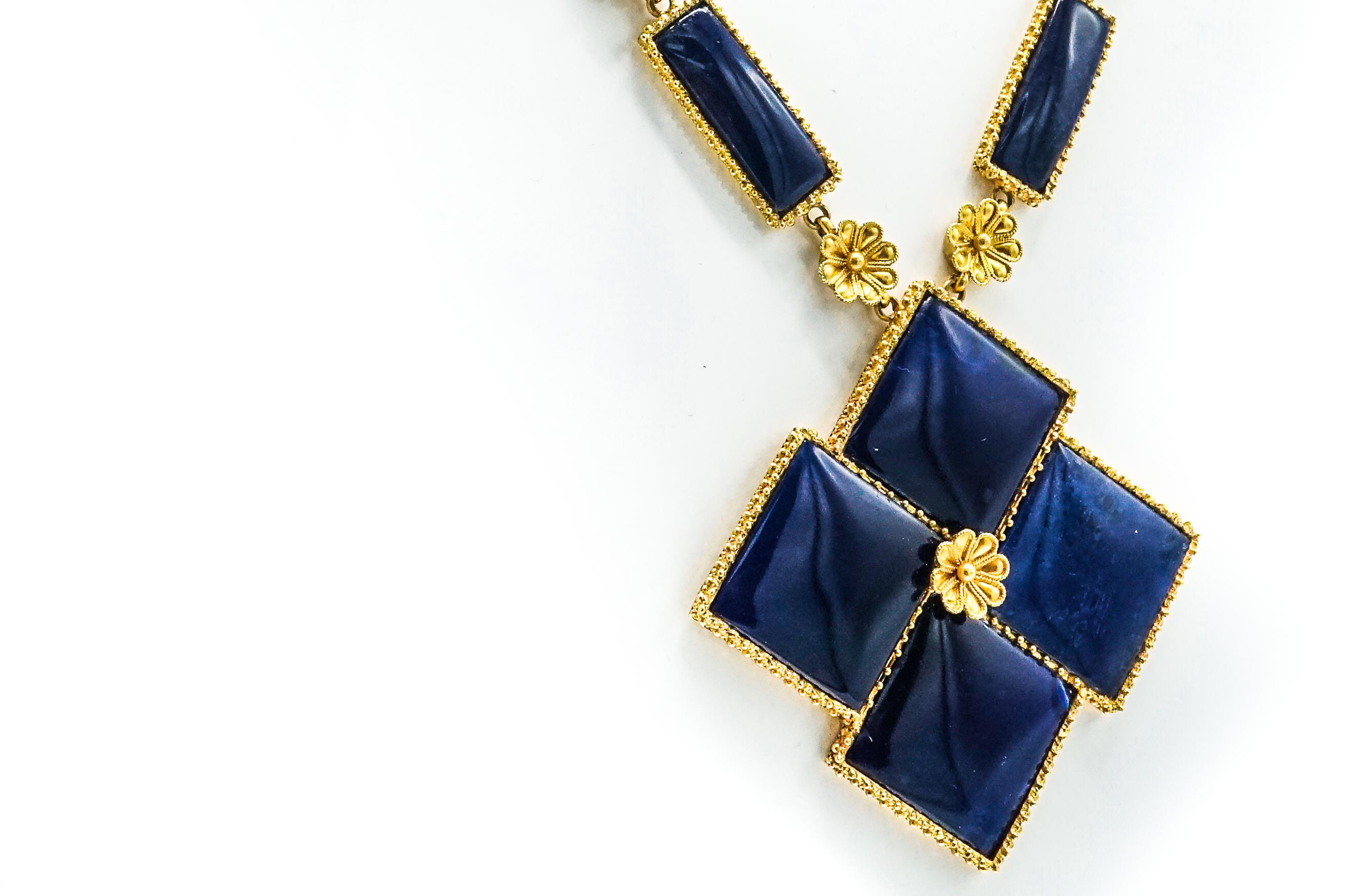 Llias Lalounis 22 Karat Gold und Sodalit-Anhänger-Halskette für Damen oder Herren im Angebot