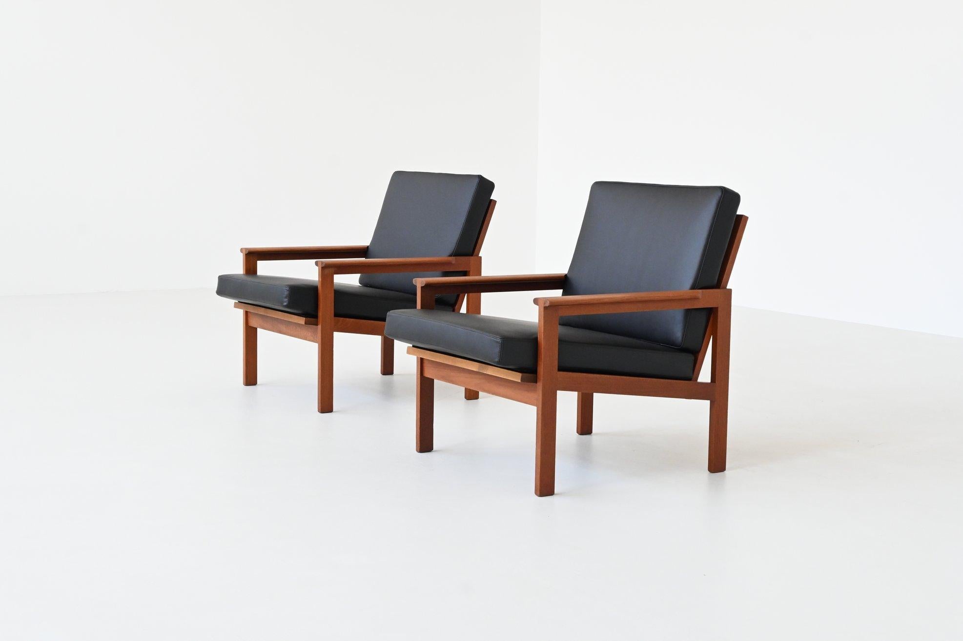 Bellissima coppia di sedie da salotto sagomate modello Capella disegnate da Illum Wikkelsø per Niels Eilersen, Danimarca 1960. Queste sedie di ottima fattura presentano una solida struttura in legno di teak e due cuscini appena rivestiti in pelle