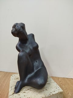 Llongueras. Skulptur einer Frau aus Kunstharz, neoexpressionistisch.