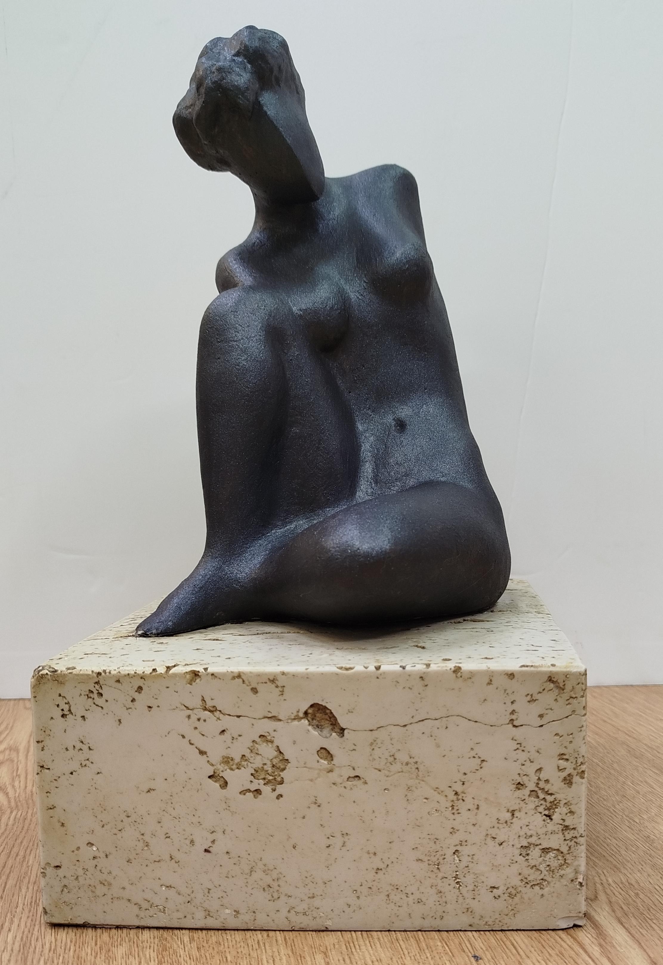 Llongueras. Scultura in resina raffigurante una donna, neo-espressionista.