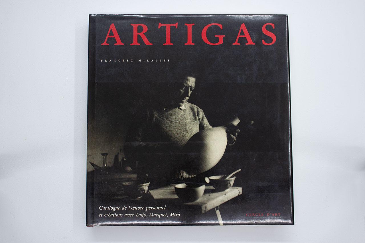 Catalogue raisonné about the artwork of Spanish ceramist Josep Llorens Artigas. Written by Francesc Miralles.
Edited by Cercle d’Art / Fondation Llorens Artigas in 1993.
428 pages. Hardcover with dust jacket.
809 color illustrations and 361 black &