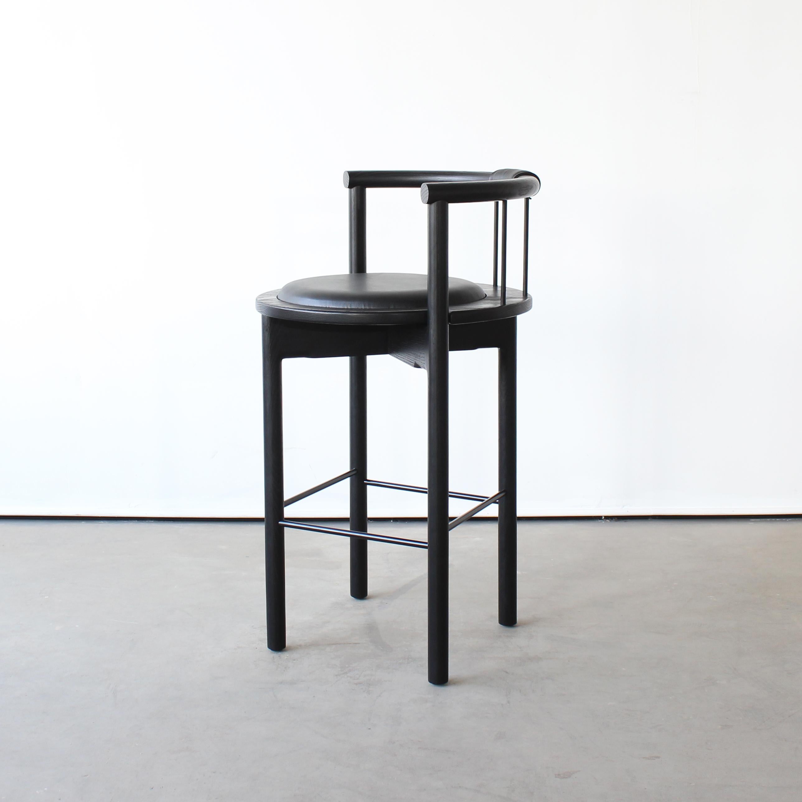 Lloyd Barhocker 
von Crump and Kwash 

Massivholzkonstruktion / handgeriebenes Ölfinish / Metallsprossen / lederumwickelte Rückenlehne / lederumwickeltes Sitzkissen 
 
Abmessungen: 
23