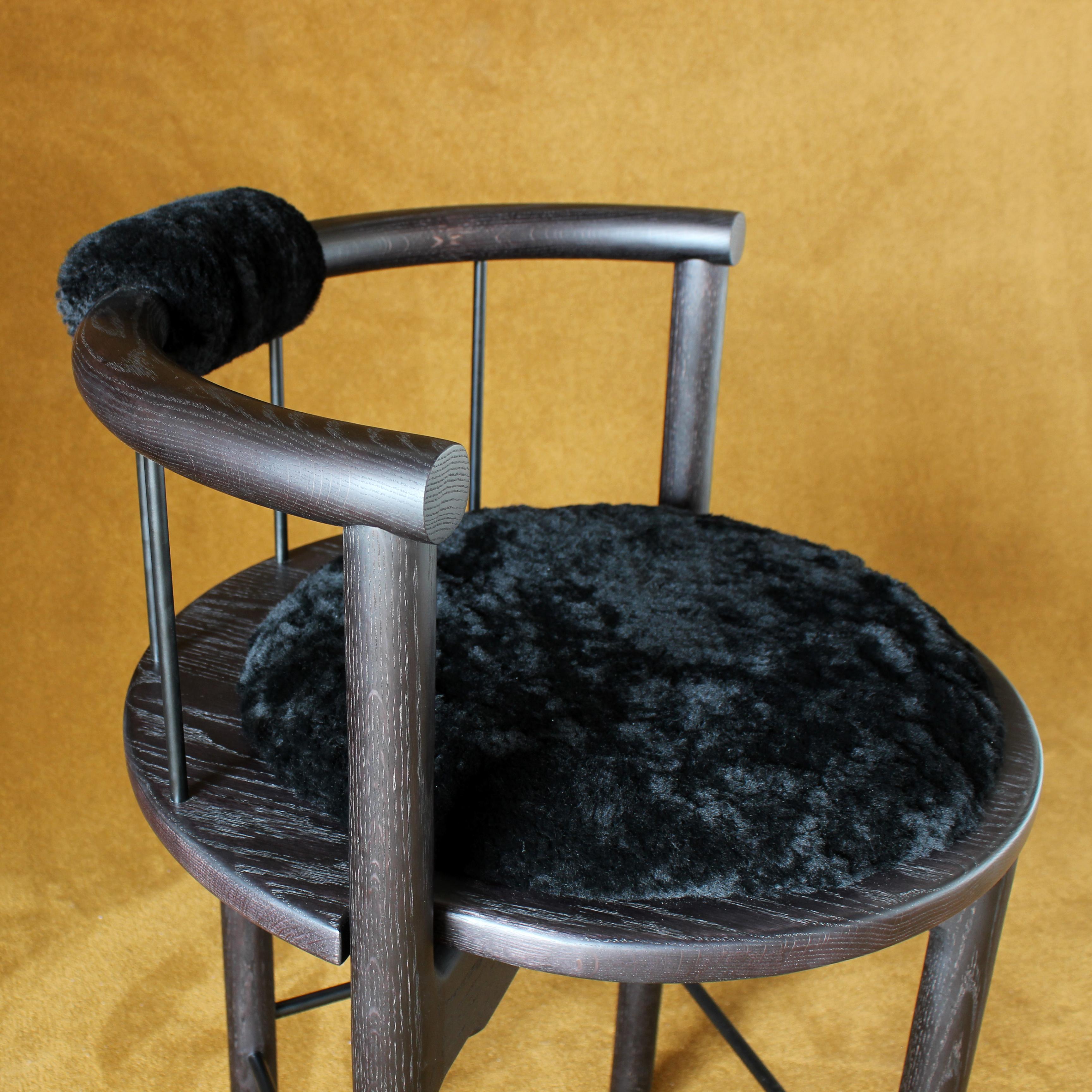 Américain Tabouret de comptoir Lloyd avec coussin en cuir ou en peau de mouton en vente