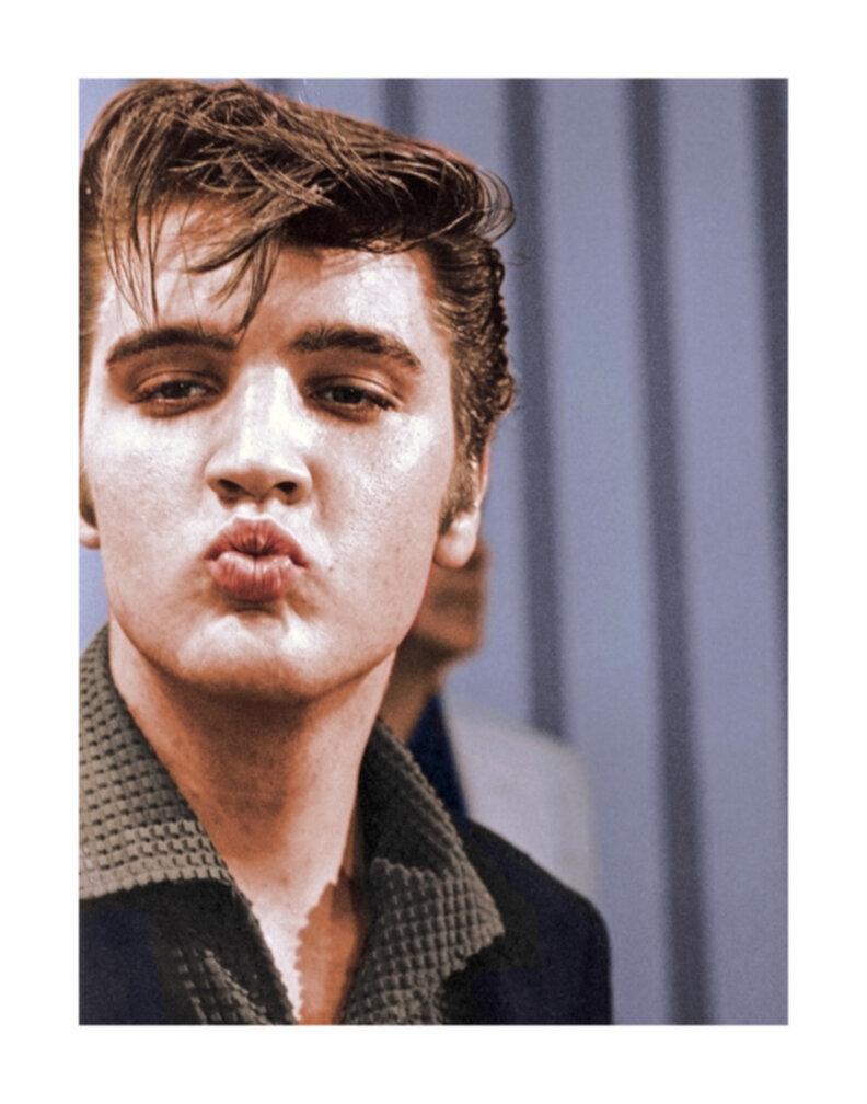 Lloyd Dinkins Color Photograph – Elvis Presley: The Kiss