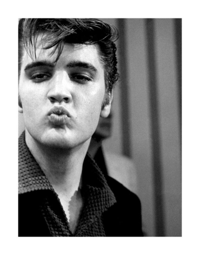 Lloyd Dinkins Portrait Photograph – Elvis Presley: The Kiss