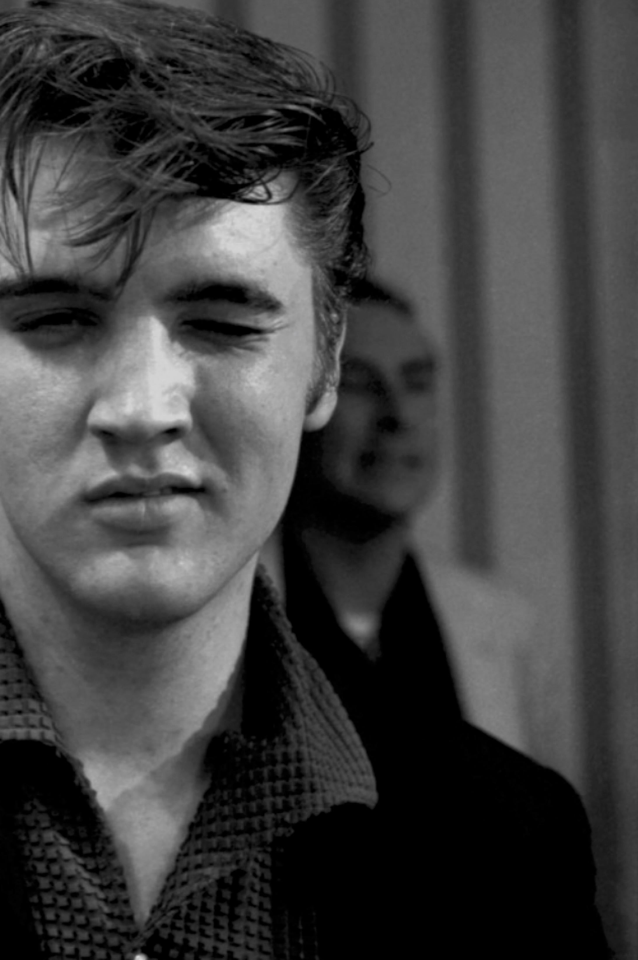 Black and White Photograph di Lloyd Dinkins - Elvis Presley: L'occhiolino  Stampa limitata oversize