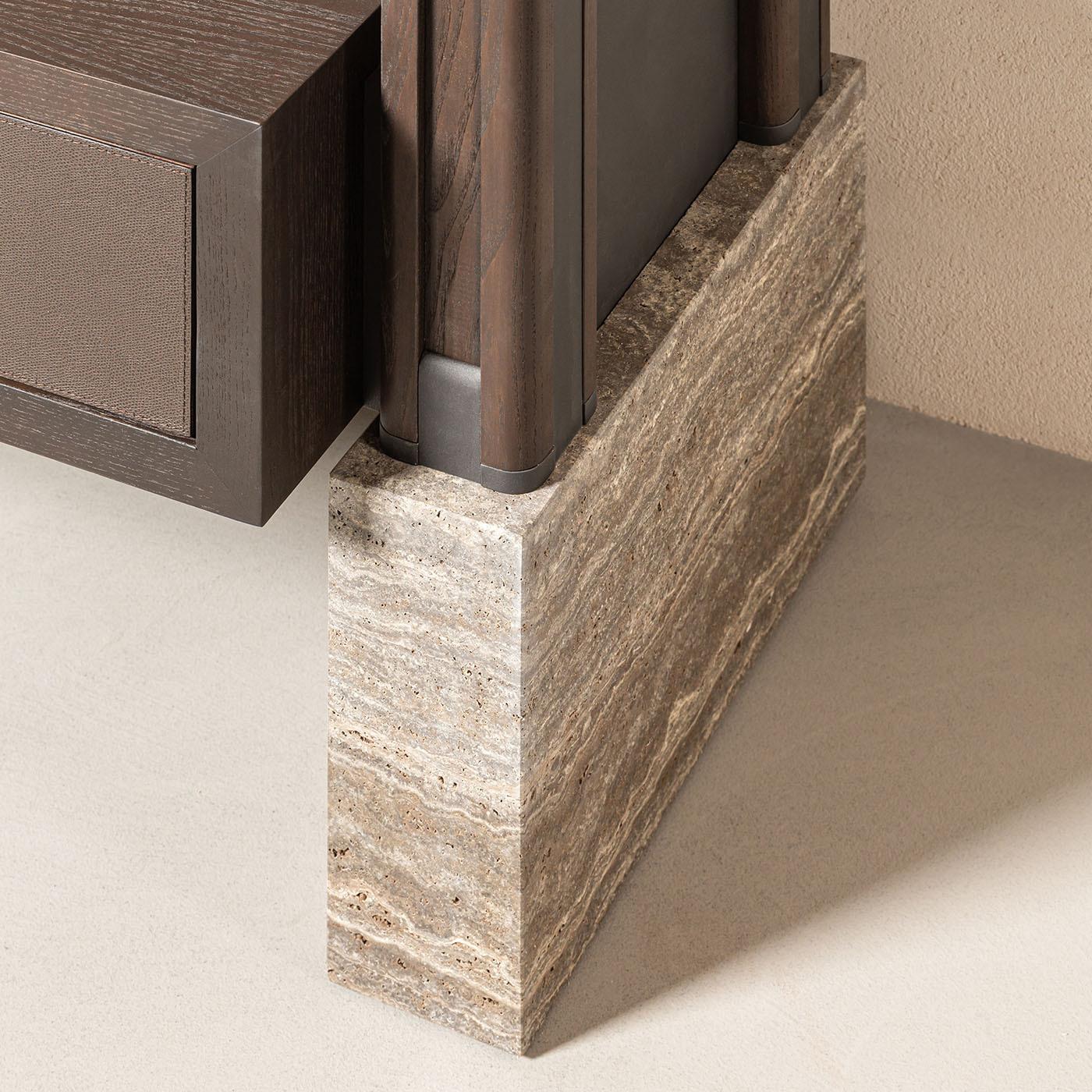 Questa scaffalatura, che si distingue per la sua squisita fattura, combina perfettamente legno, pelle pregiata e inserti in bronzo brunito per creare un pezzo unico di ineguagliabile eleganza. I ripiani in legno laccato e le robuste colonne in legno