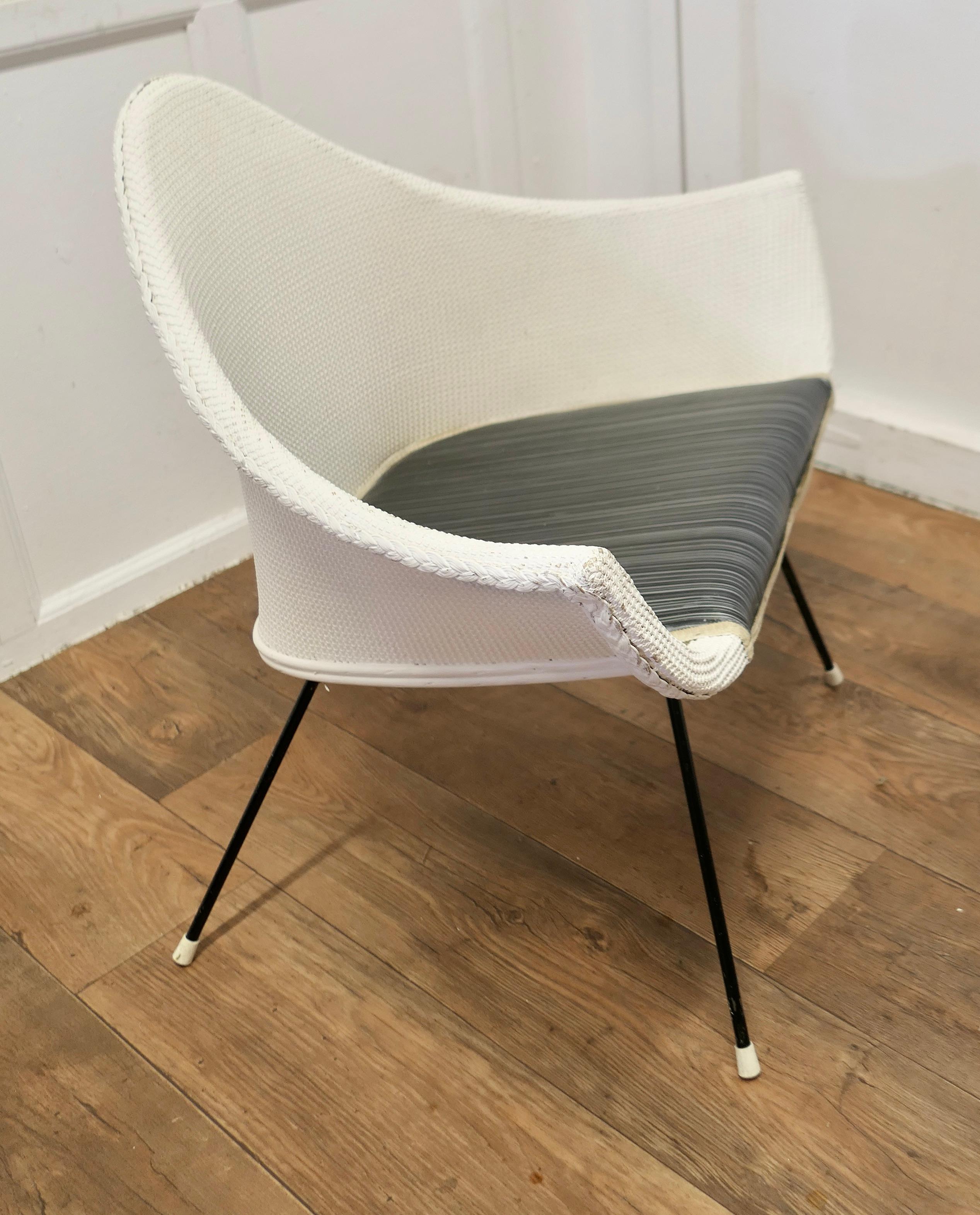 Lloyd Loom 1960s “Stingray” Retro Arm Chair   A Quirky statement piece of its ti In Good Condition For Sale In Chillerton, Isle of Wight