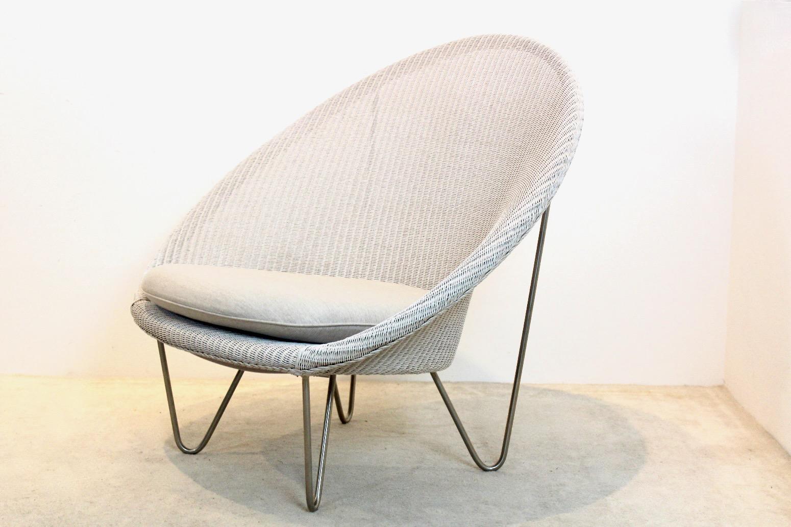 Fantastic Lloyd Loom lounge chair in greyish white original Lloyd loom weave. The chair has a stable base made of brushed nickel steel base. The Lloyd loom weave is very strong and comfortable. The chair is specially made for comfort and folds
