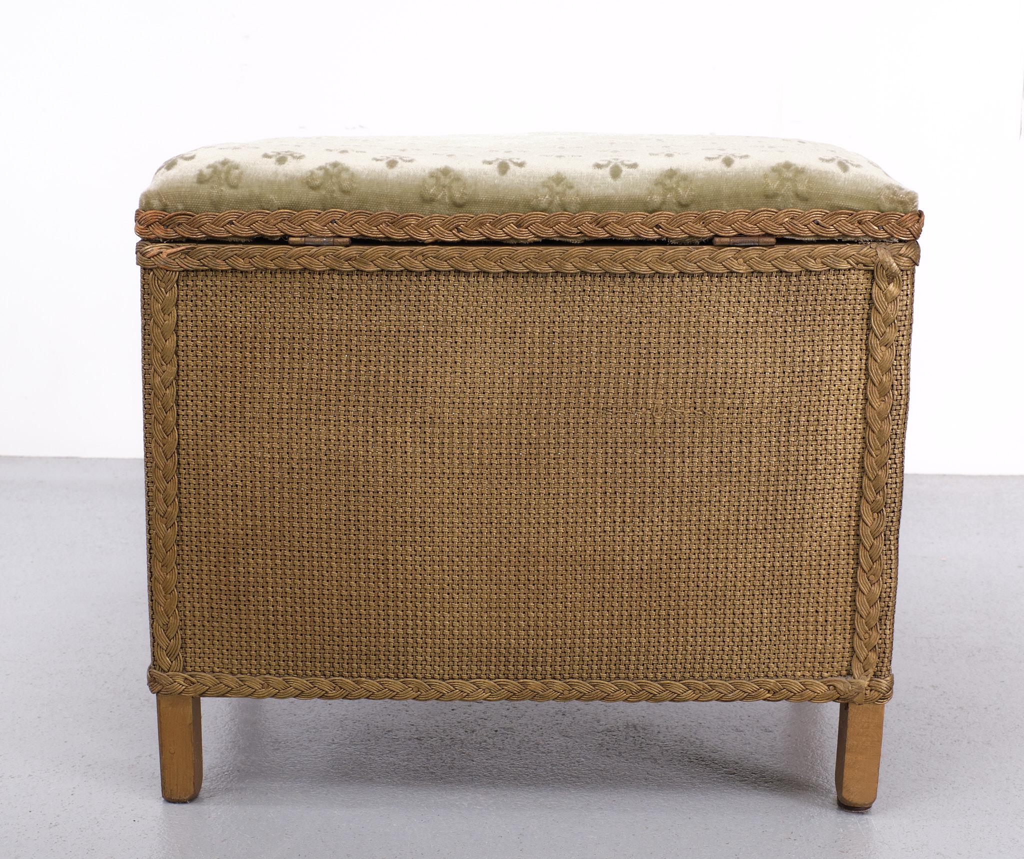 Mid-20th Century Lloyd Loom storage or seating Chest  1940s England  For Sale