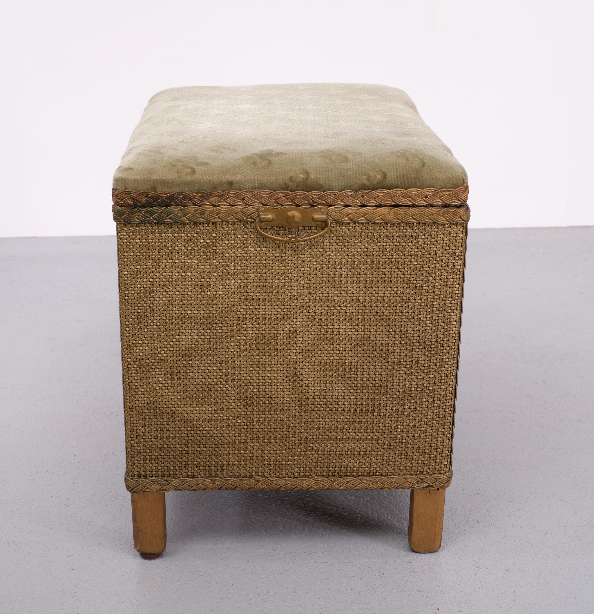 Wicker Lloyd Loom storage or seating Chest  1940s England  For Sale
