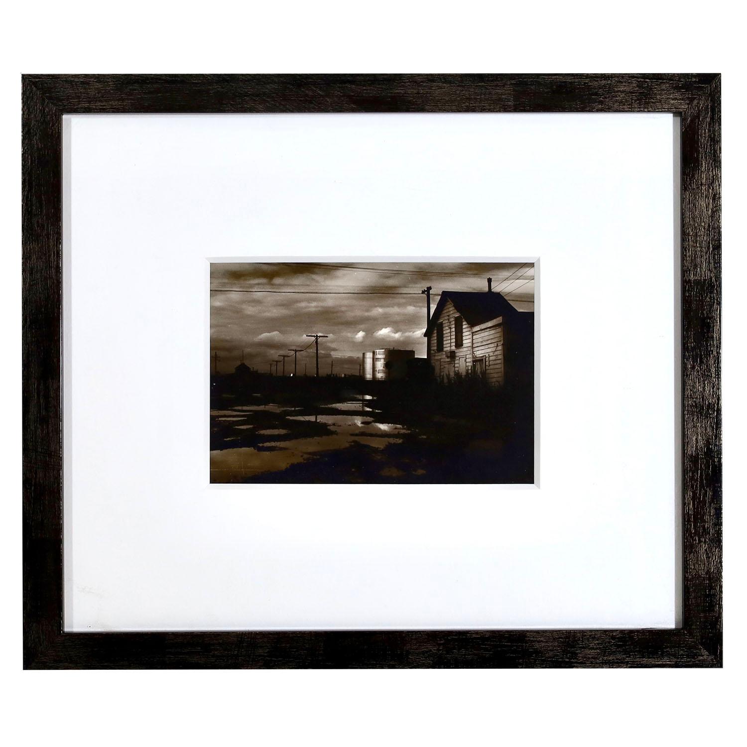 Photographie moderniste du début de l'Amérique par un artiste renommé - Noir Black and White Photograph par Lloyd Ullberg