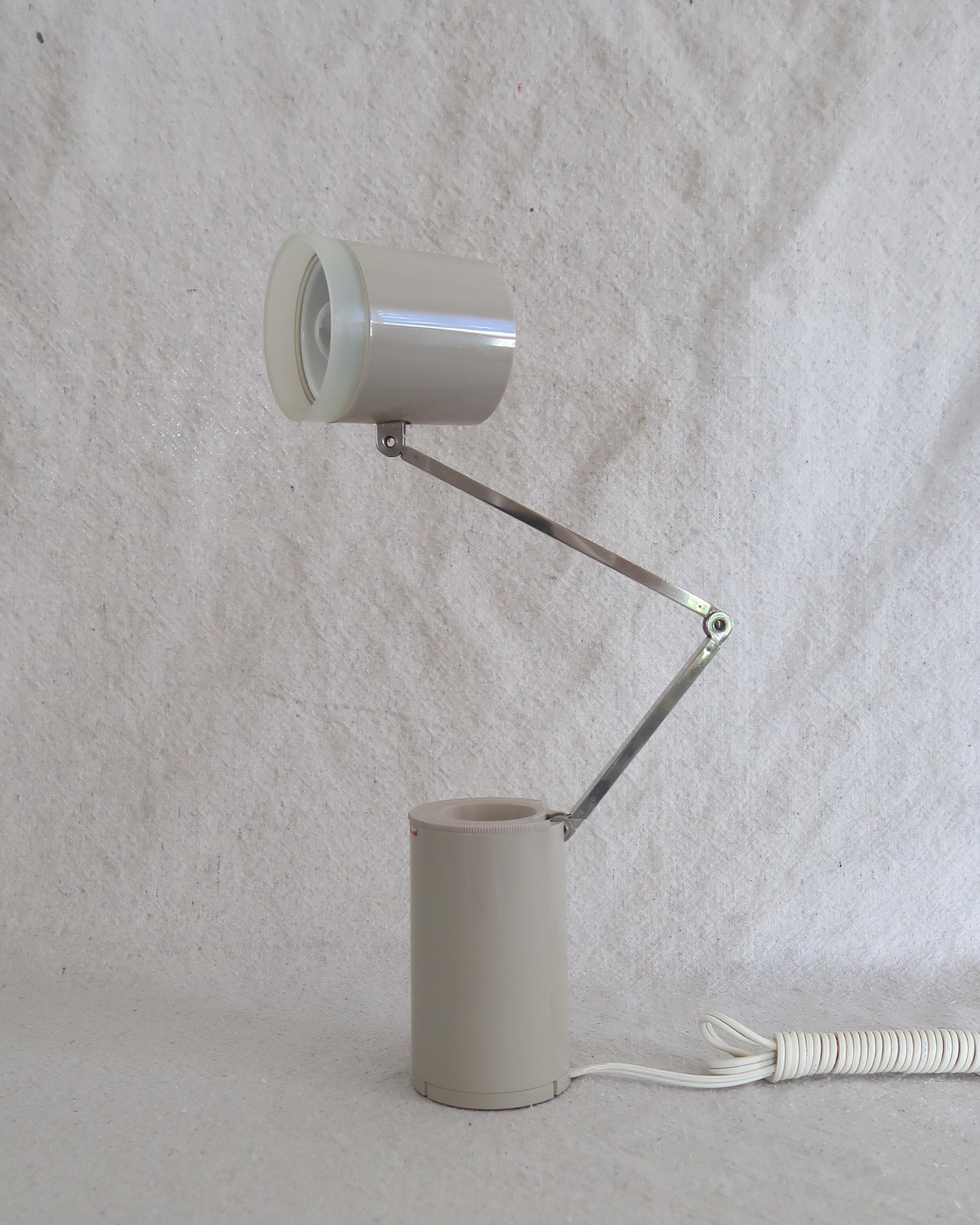 1960s Japanese lamps that fold like little robots. Compact, heavy, and quietly smug. Basically Pixar if it went to RISD. Designed by Lloyd's, each one casts a focused beam with high-intensity glow and mid-century attitude. They’re weirdly satisfying
