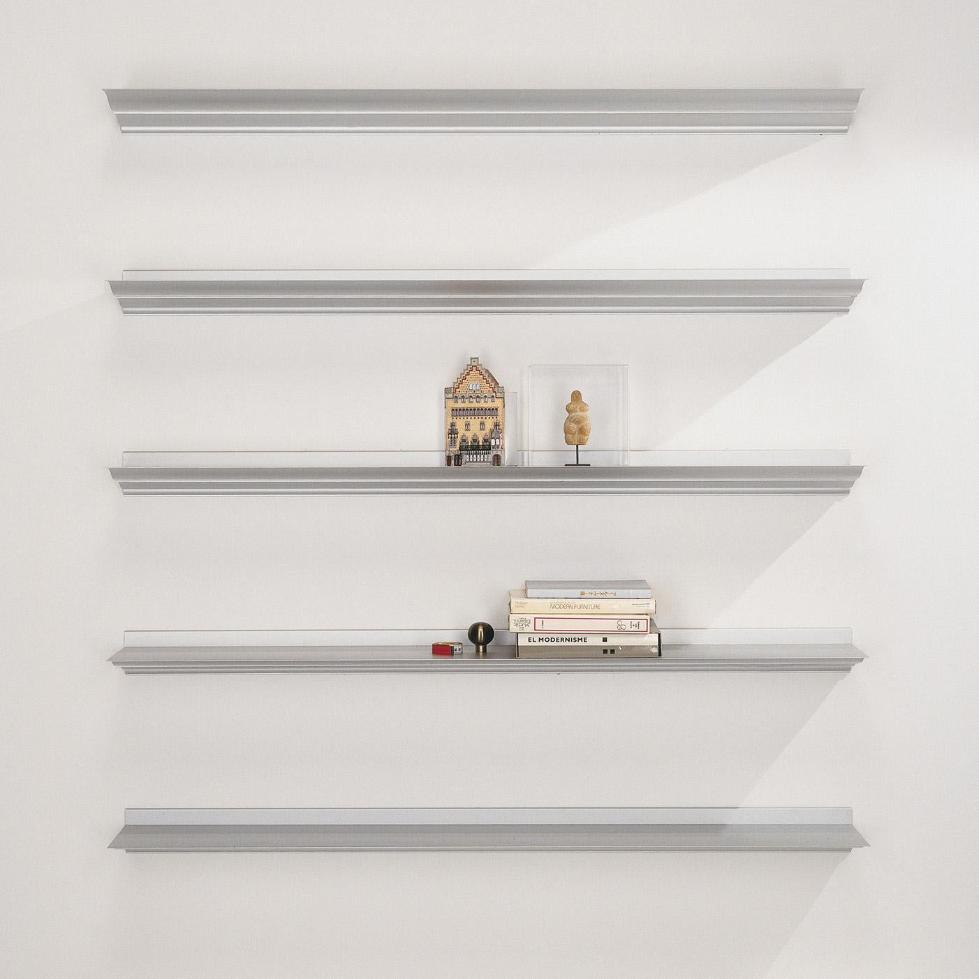 Shelve designed by Lluís Cloet and Oscar Tusquets in 1988 and manufactured by BD Barcelona.

Excellent example of the application of a material and modern manufacturing technique, that of extruded aluminium, to a historicist and decorative