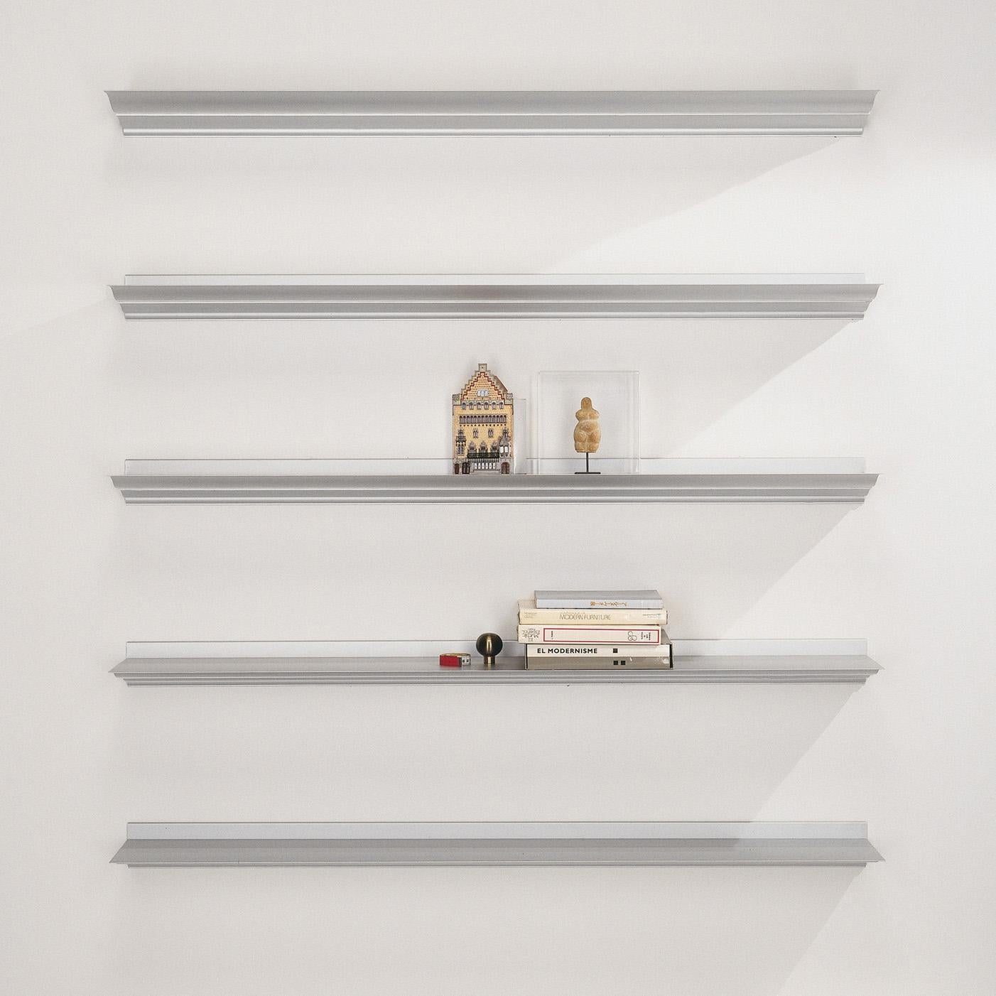 Shelve designed by Lluís Cloet and Oscar Tusquets in 1988 and manufactured by BD Barcelona.

Excellent example of the application of a material and modern manufacturing technique, that of extruded aluminum, to a historicist and decorative