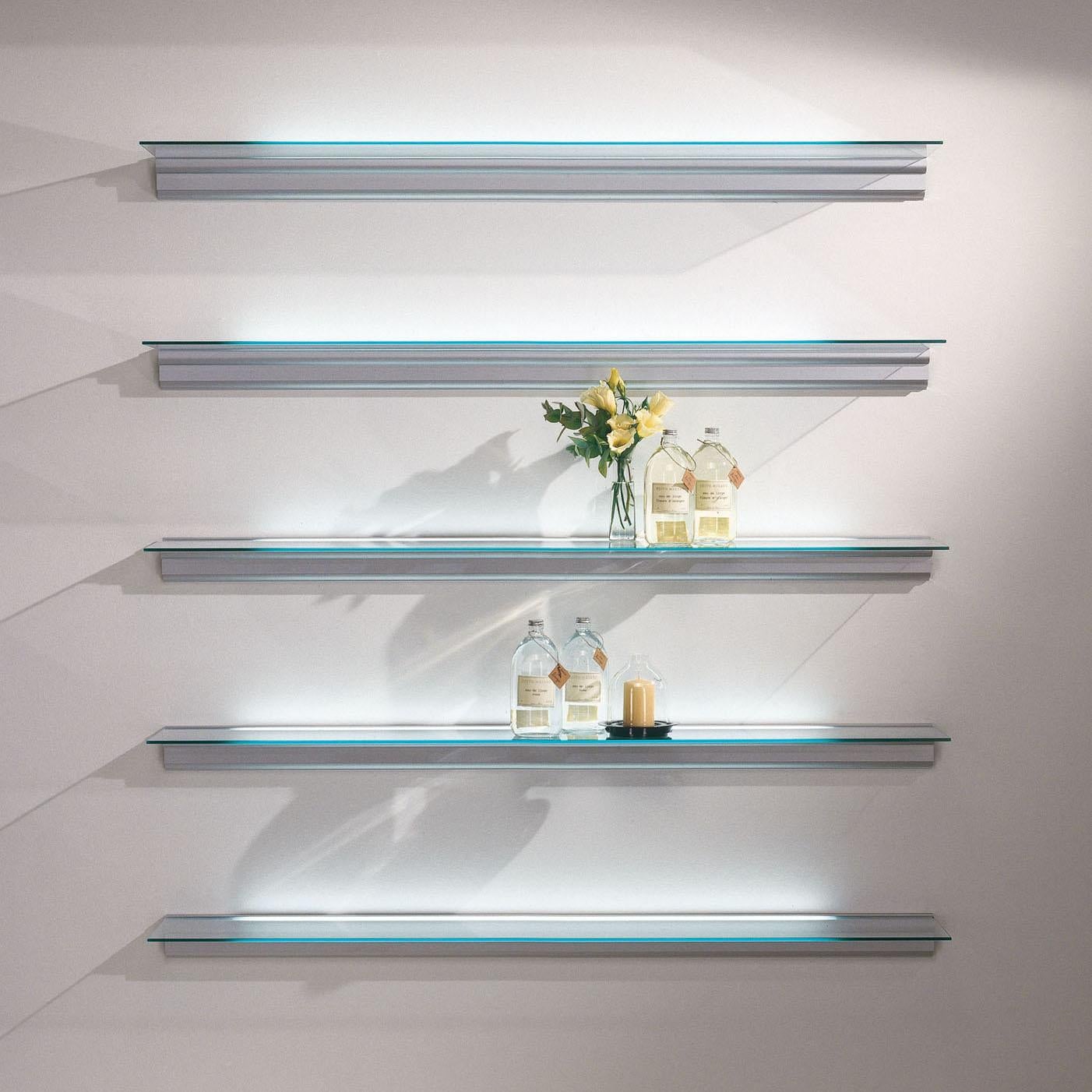 Shelve designed by Lluís Cloet and Oscar Tusquets in 1973 manufactured by BD.

An extruded aluminium bracket which supports a glass shelf. With a fluorescent strip in its interior, the unit becomes a luminous shelving module.This innovative design