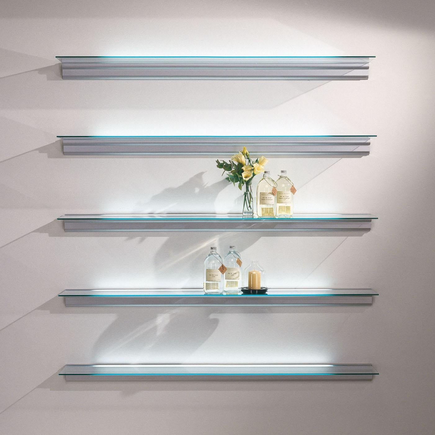 Estante diseñado por Lluís Cloet y Oscar Tusquets en 1973 fabricado por BD.

Un soporte de aluminio extruido que sostiene un estante de cristal. Con una tira fluorescente en su interior, la unidad se convierte en un módulo de estantería