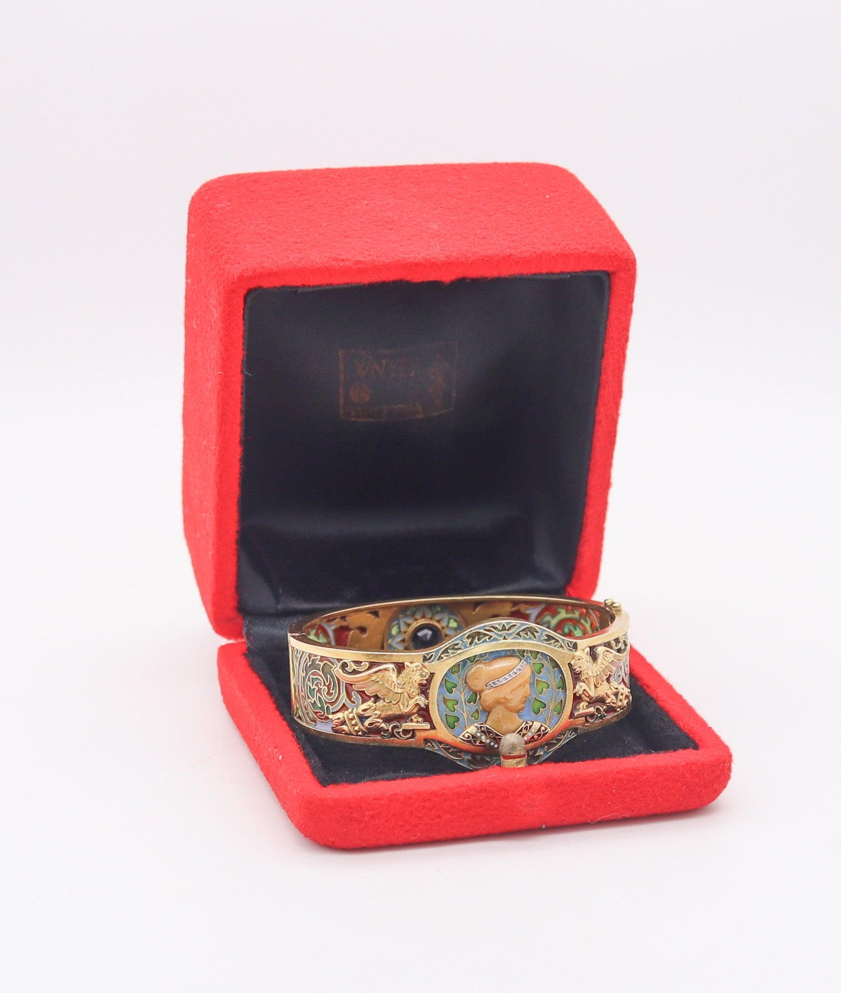 Bracciale in stile liberty Noucentisme disegnato da Lluís Masriera.

Si tratta di un bracciale assolutamente splendido creato a Barcellona in Spagna dal famoso gioielliere Lluís Masriera, negli anni 1910-1915. Questo favoloso bracciale catalano è