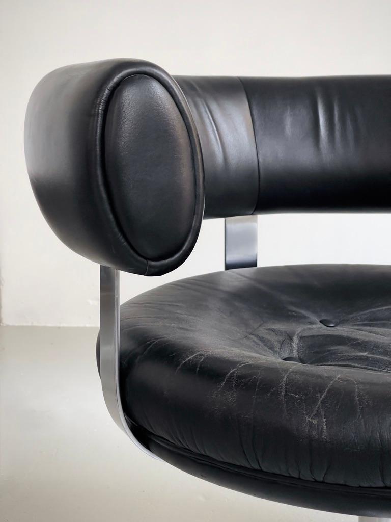 llum Wikkelsø Silla giratoria de acero cromado de los años 60, tapizada en cuero negro. en venta 3