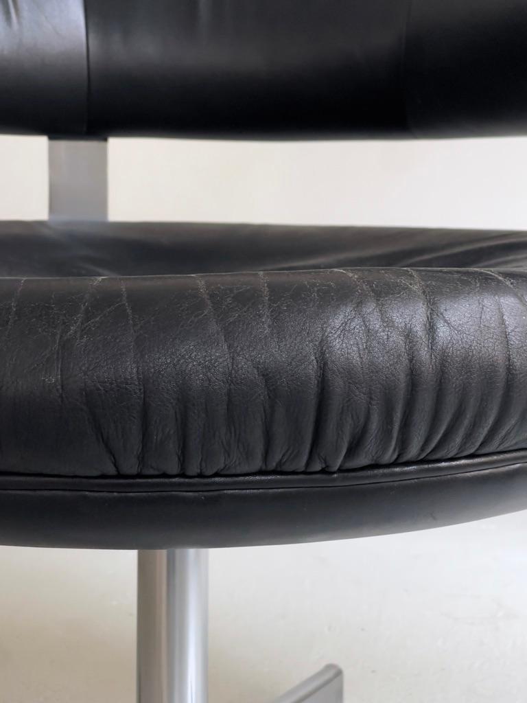 llum Wikkelsø Silla giratoria de acero cromado de los años 60, tapizada en cuero negro. en venta 4
