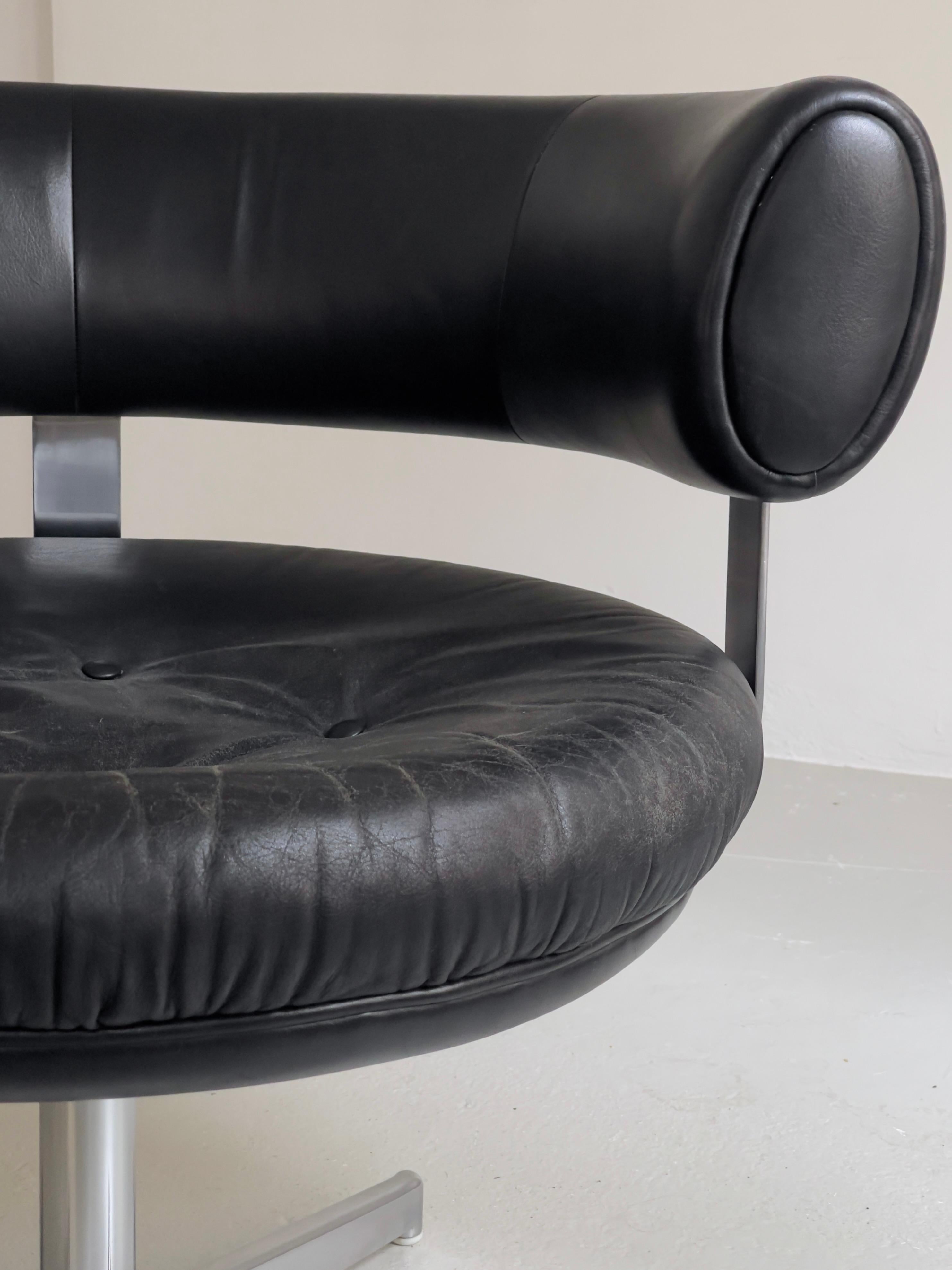llum Wikkelsø Silla giratoria de acero cromado de los años 60, tapizada en cuero negro. en venta 5