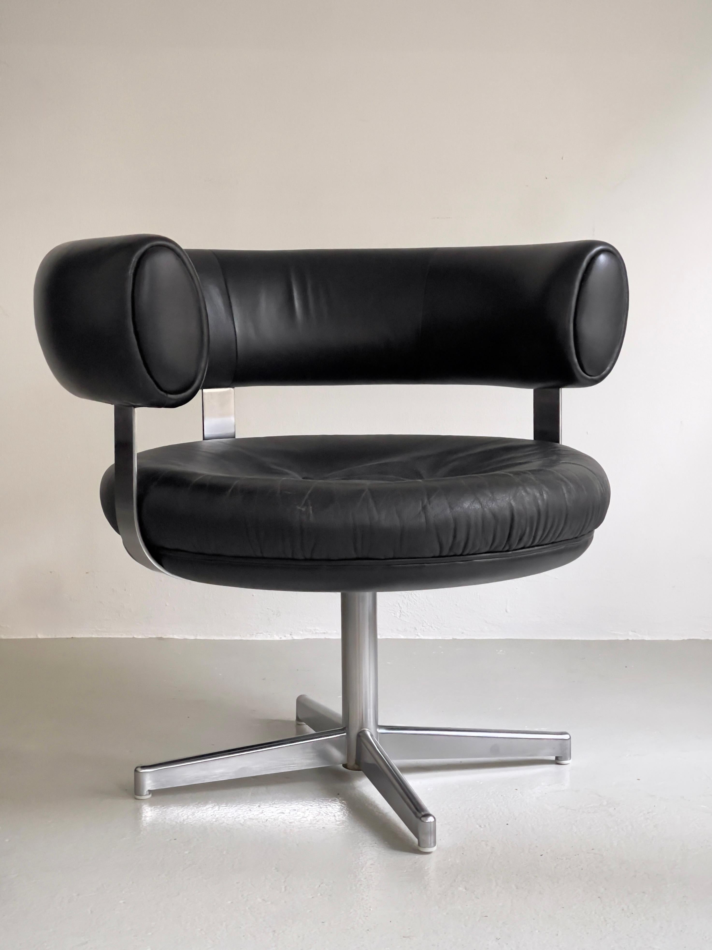 llum Wikkelsø Silla giratoria de acero cromado de los años 60, tapizada en cuero negro. en venta 6