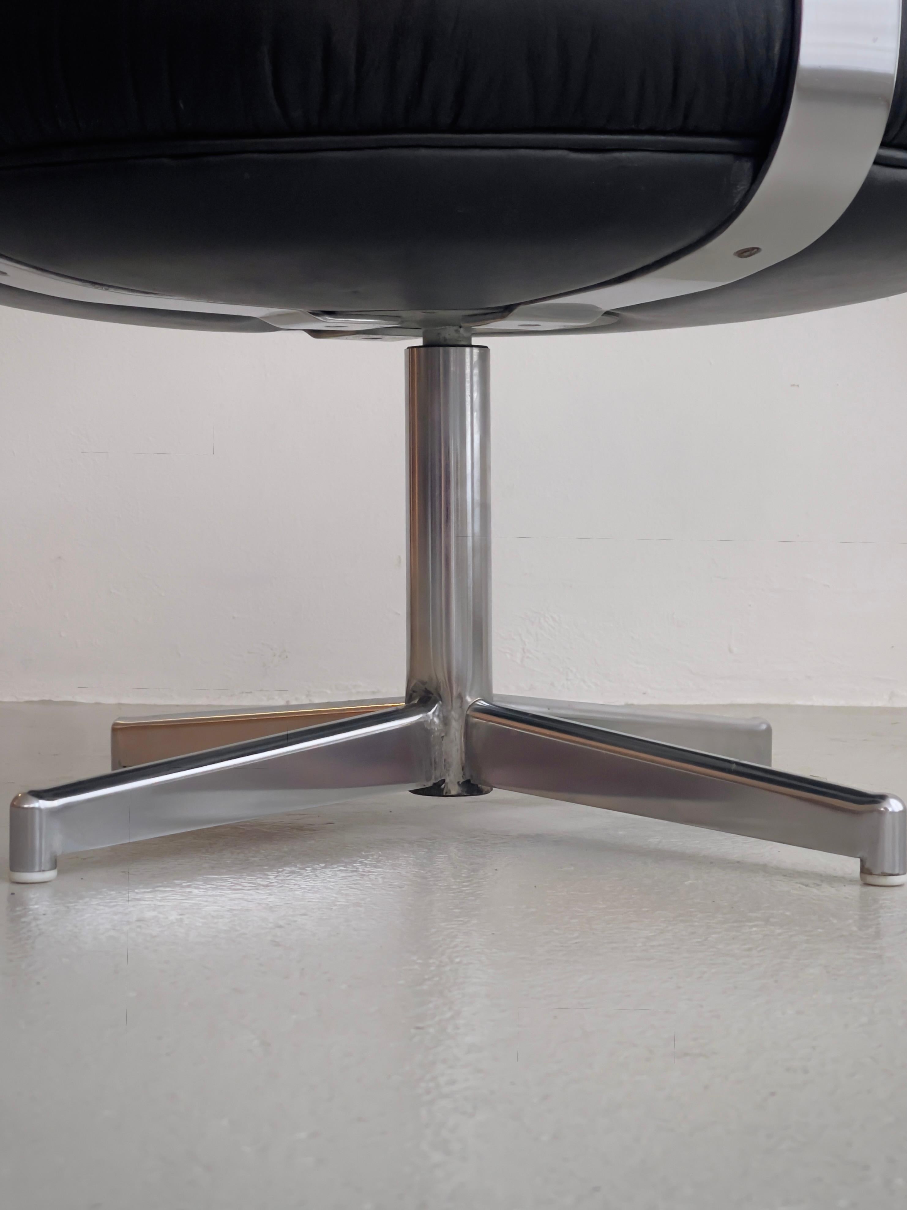 llum Wikkelsø Silla giratoria de acero cromado de los años 60, tapizada en cuero negro. en venta 7