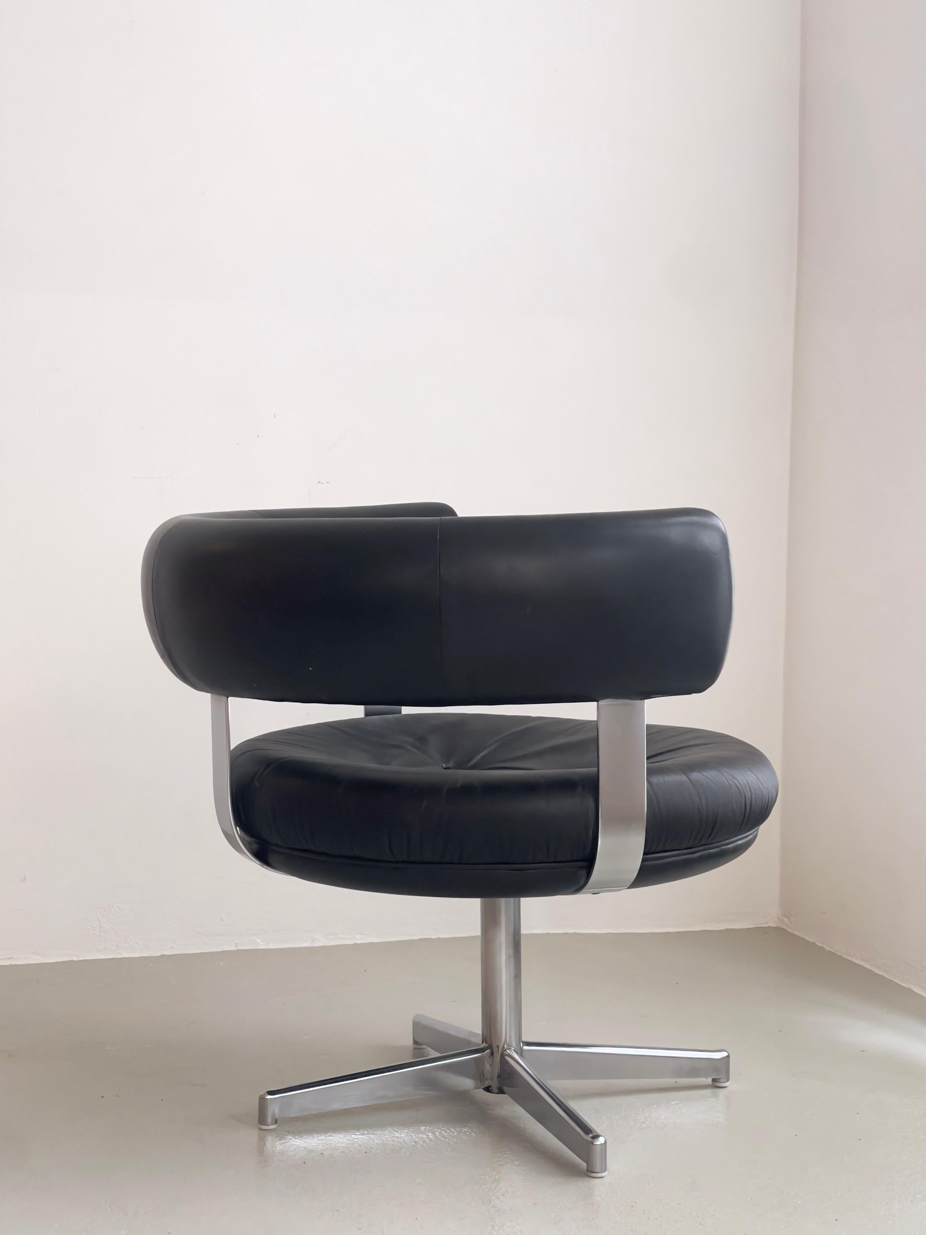 llum Wikkelsø Silla giratoria de acero cromado de los años 60, tapizada en cuero negro. en venta 8