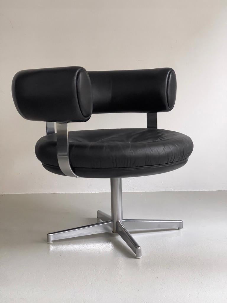 Rara silla giratoria de los años 60 diseñada por Illum Wikkelsø para Mikael Laursen, realizada en acero cromado con una claridad refinada y arquitectónica que resuena con la exploración del minimalismo escultórico de la época. La estructura nítida y