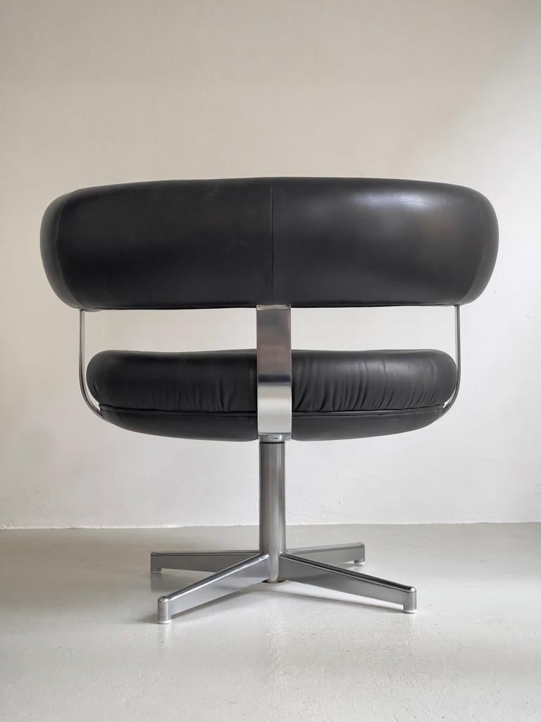 llum Wikkelsø Silla giratoria de acero cromado de los años 60, tapizada en cuero negro. Danés en venta