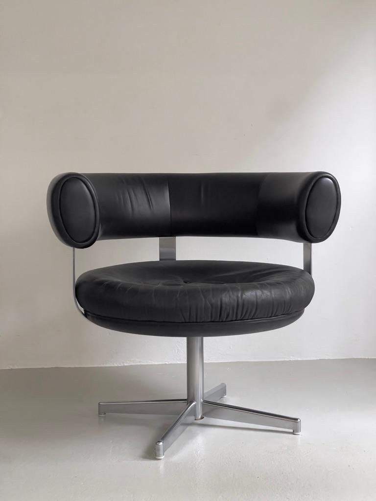 llum Wikkelsø Silla giratoria de acero cromado de los años 60, tapizada en cuero negro. en Bueno estado para la venta en København K, 84