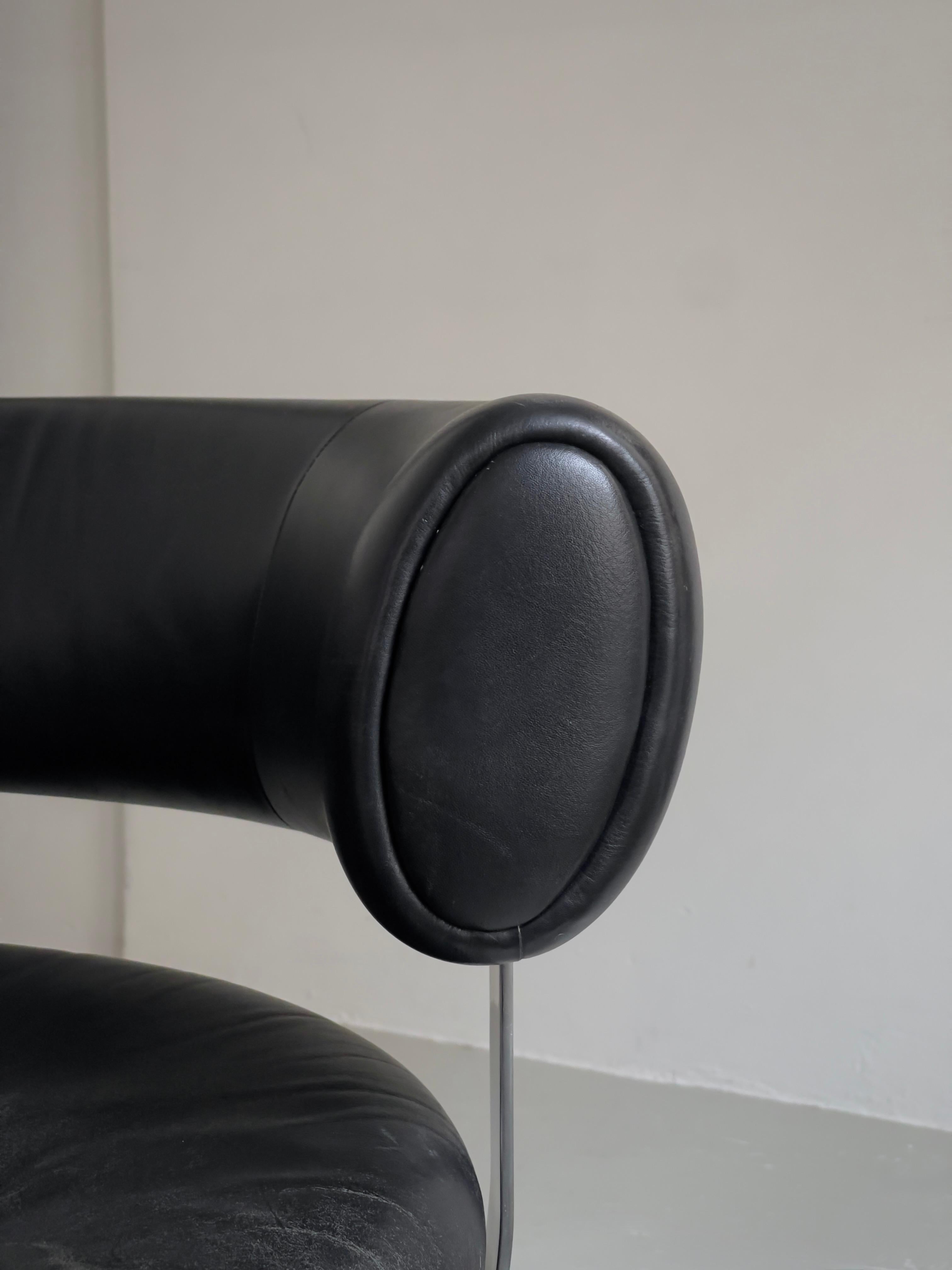 llum Wikkelsø Silla giratoria de acero cromado de los años 60, tapizada en cuero negro. mediados del siglo XX en venta