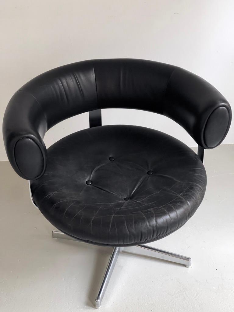 llum Wikkelsø Silla giratoria de acero cromado de los años 60, tapizada en cuero negro. Cuero en venta