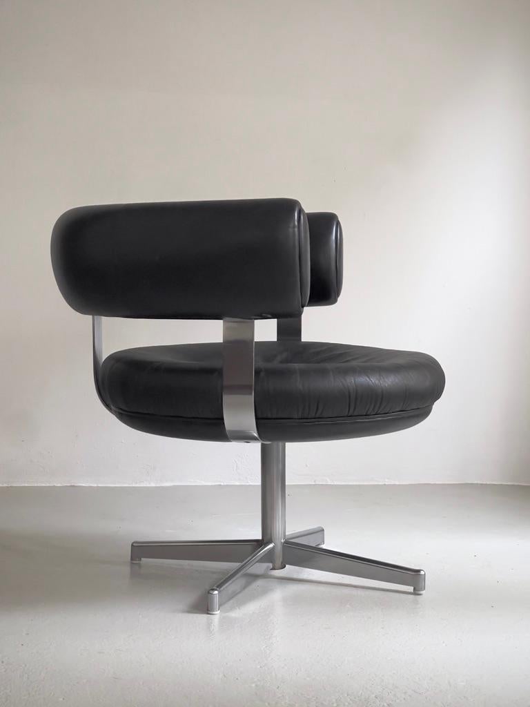 llum Wikkelsø Silla giratoria de acero cromado de los años 60, tapizada en cuero negro. en venta 1