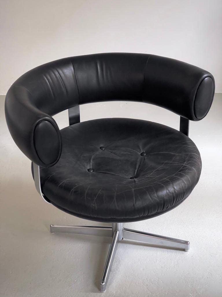 llum Wikkelsø Silla giratoria de acero cromado de los años 60, tapizada en cuero negro. en venta 2