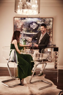 Bar illuminante in lucite disegnato da Luigi Bardini con sgabelli Ensuite Bar