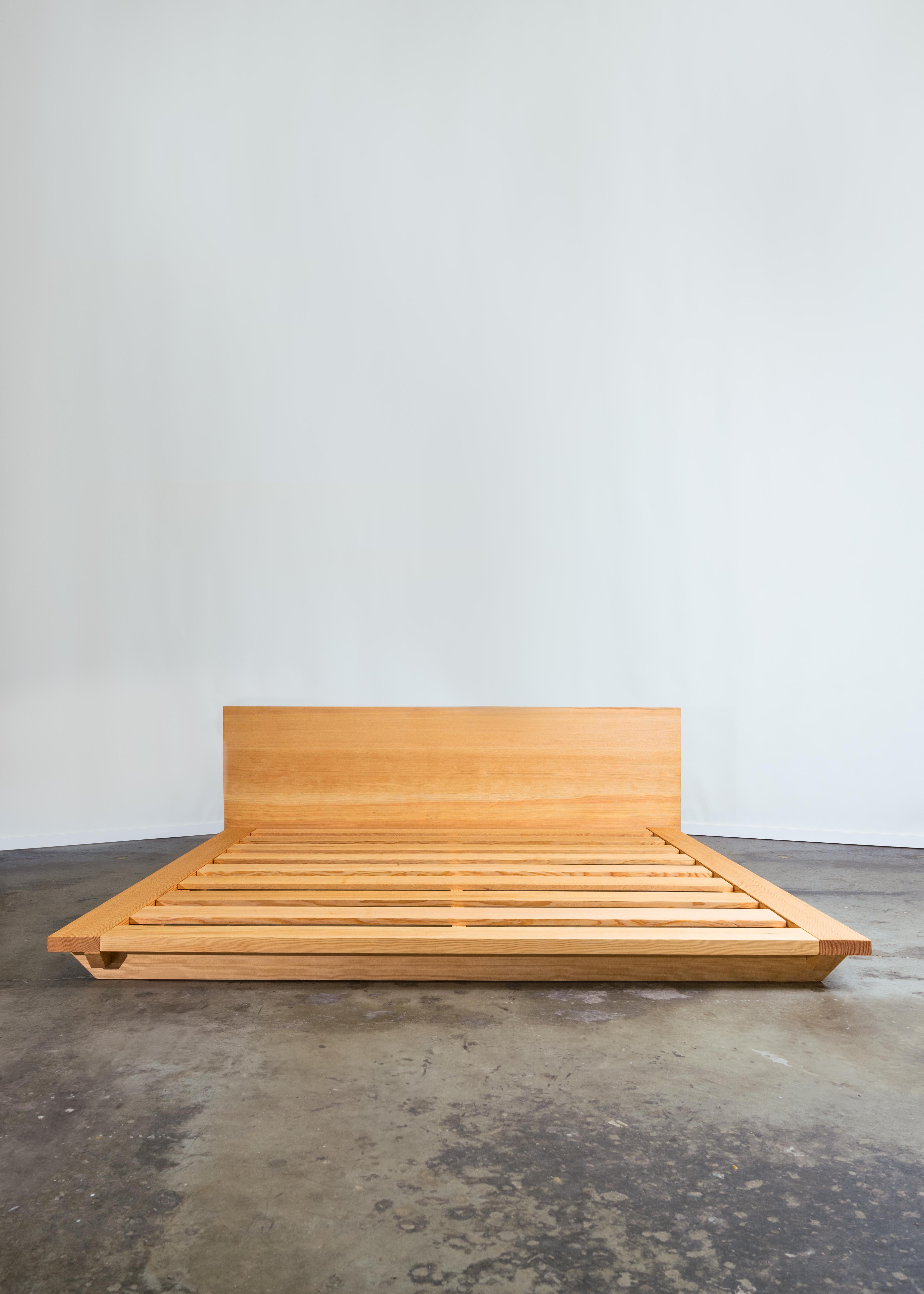 Il letto a piattaforma LM è semplice e composto, definito da linee pulite, falegnameria precisa e proporzioni equilibrate. Nulla è nascosto o superfluo: ogni elemento ha uno scopo. La posizione bassa e il design aperto creano un senso di calma e